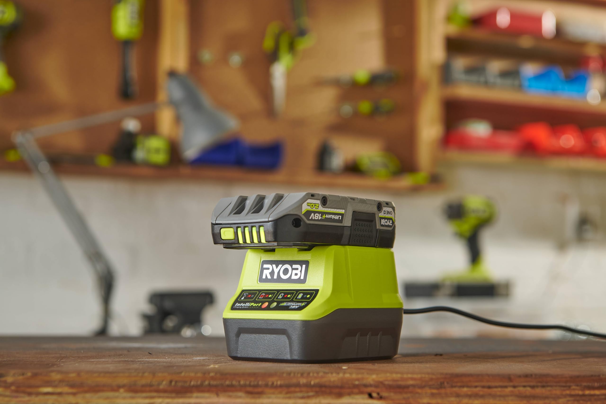RYOBI Starterset RC18120-242X, 1 x Lithium+ Akku 18 V – 4,0 Ah, 1 x Kompakt-Lithium-Akku + 18 V 2,0 Ah und 1 x Ladegerät 2,0 A