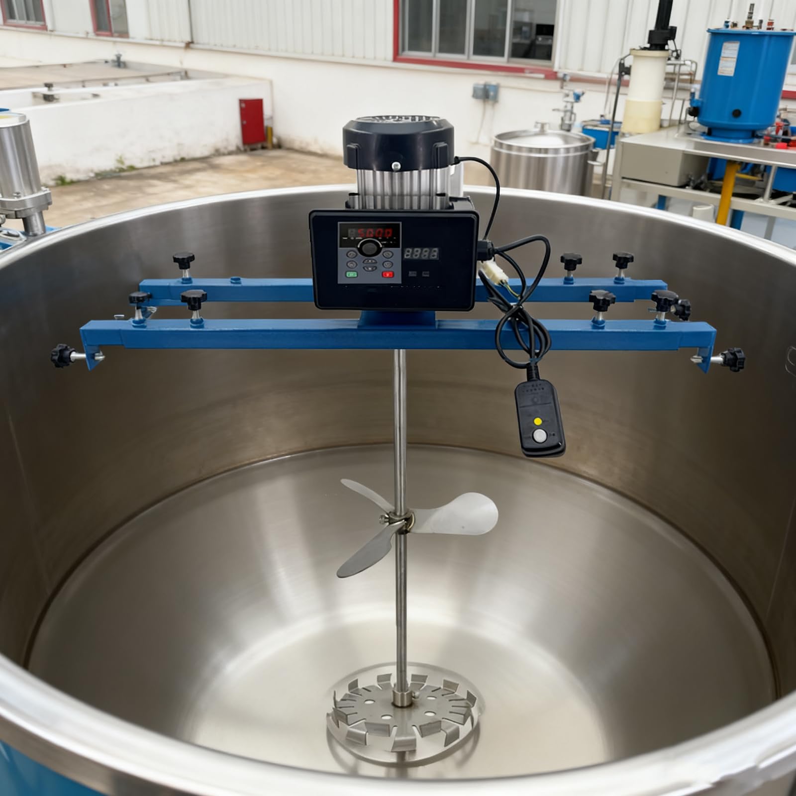 Miscelatore Elettrico Industriale per Vernici da 3080 W, Staffa Fissa Telescopica da 65 a 125 Cm, capacità di Agitazione di 1500 L, velocità Regolabile, con Telecomando