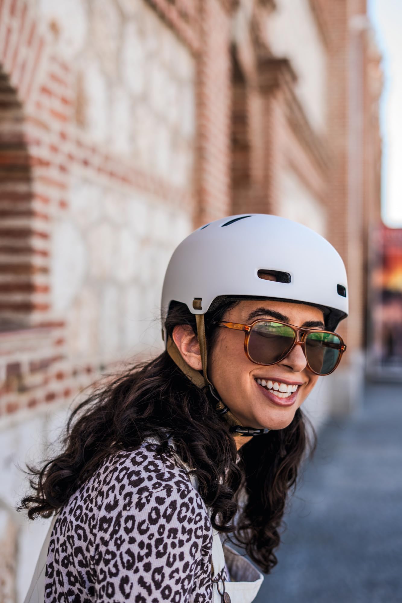 ABUS Kask rowerowy XOXO ECO, kask miejski w stylu skate, rozmiar L, Taupe | Zrównoważony kask z materiałów z recyklingu dla kobiet, mężczyzn i młodzieży, idealny do jazdy na desce i hulajnodze.