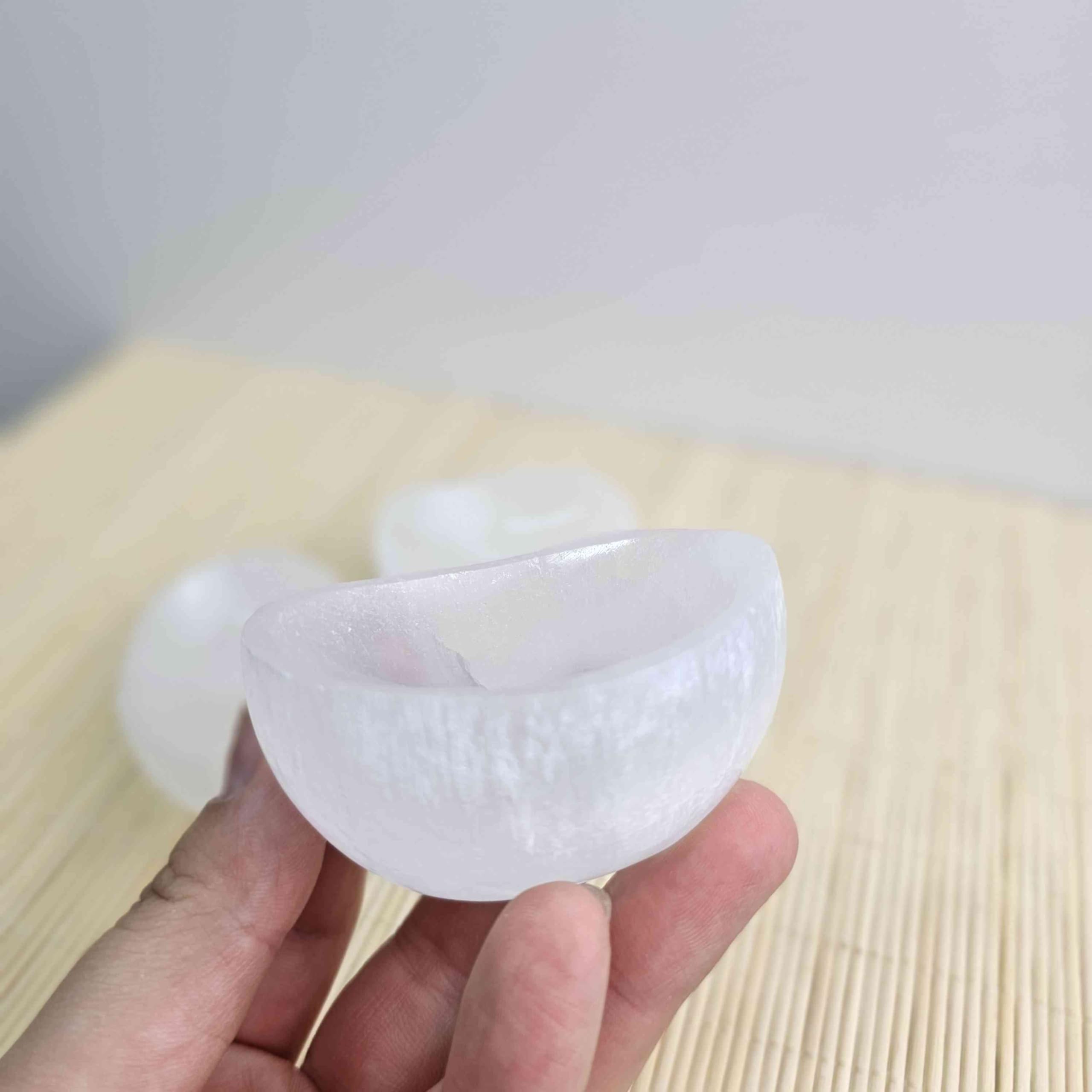 Bol en sélénite demi-sphère 6,5 x 3,5 cm – Bol énergétique pour pierres précieuses, Reiki, méditation
