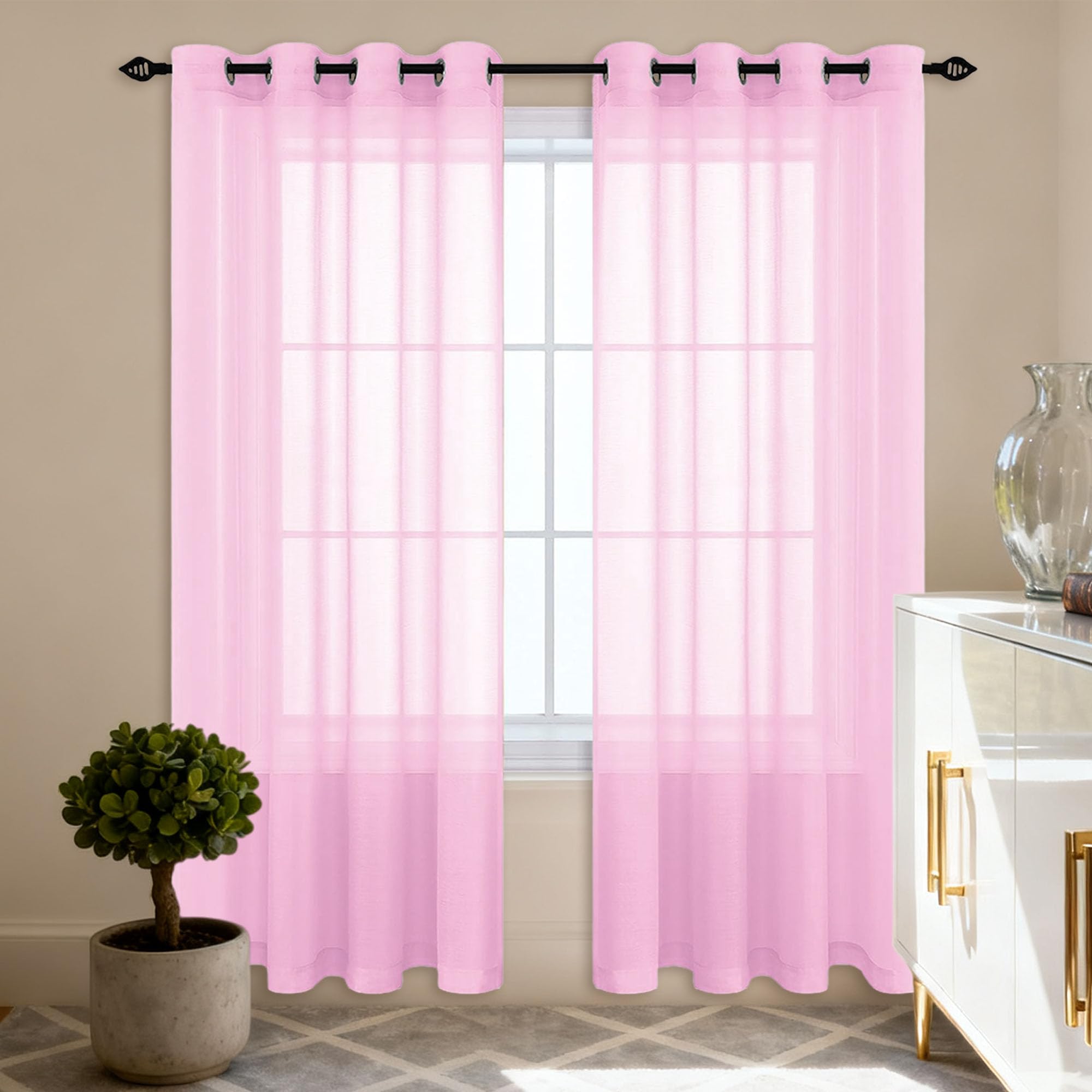 Voilages intérieurs transparents et lumineux rose filtrant la lumière