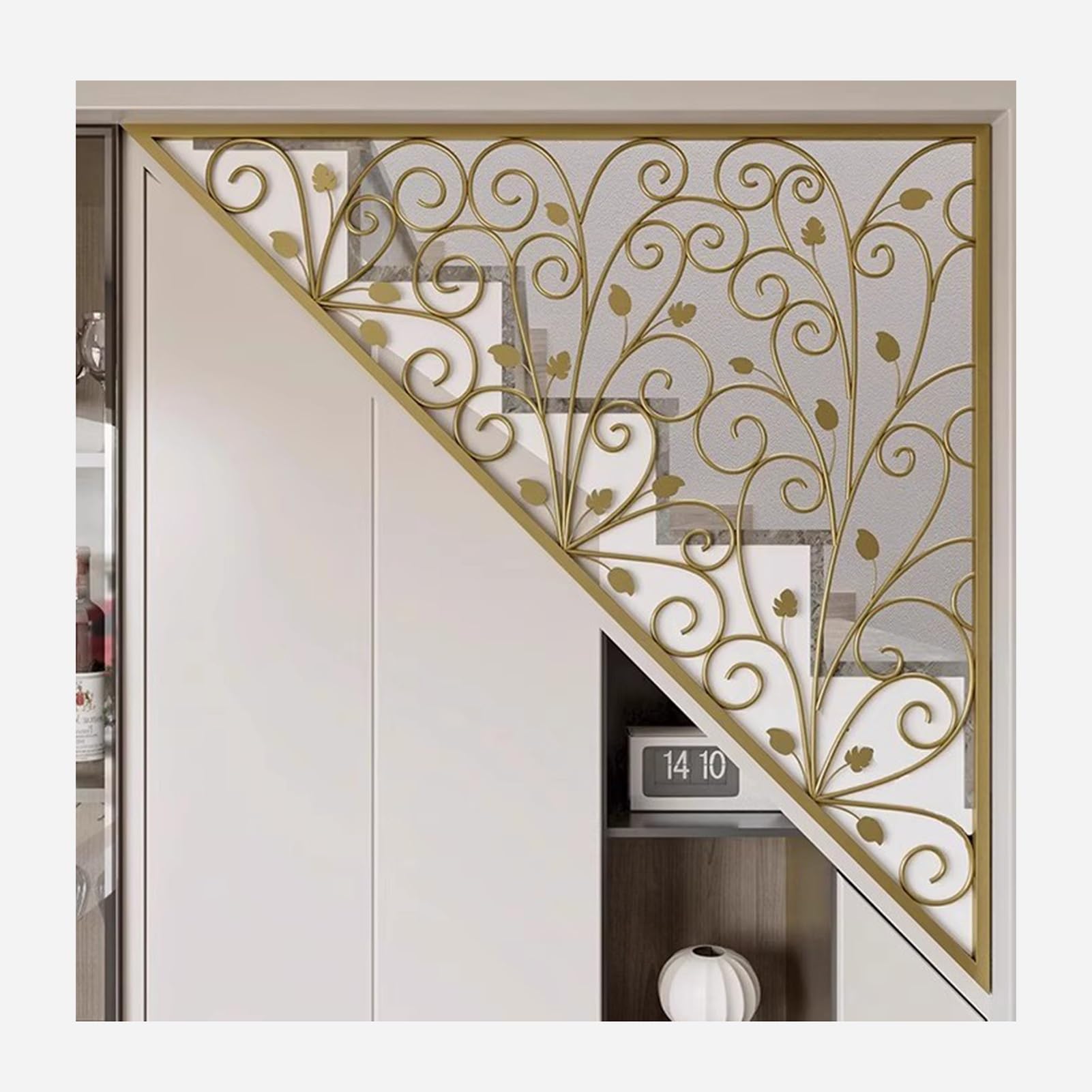 Poteau soutien escalier avec rampe de sécurité or et grille ajourée