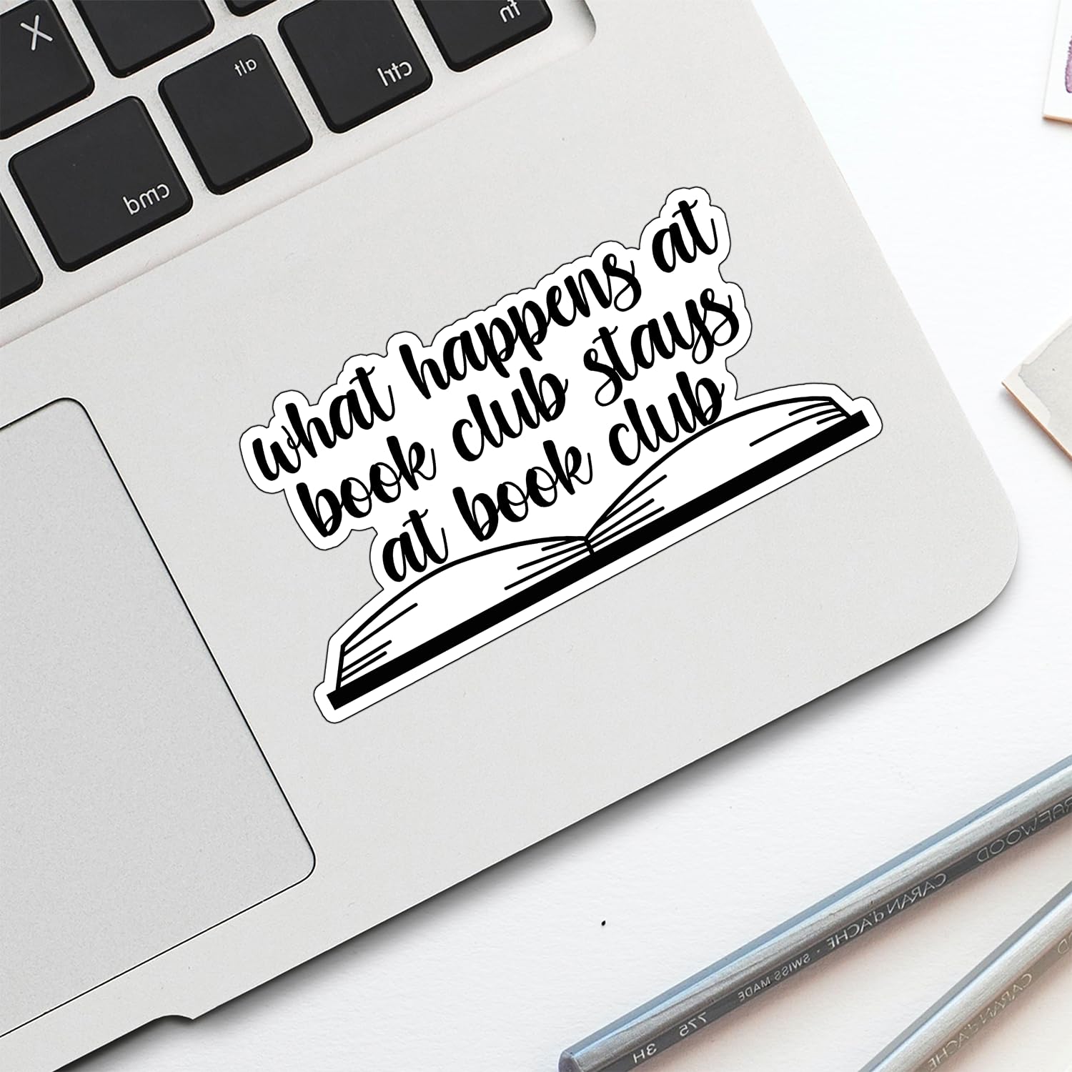 Adesivo in vinile impermeabile per amanti della lettura, con scritta in lingua inglese "What Happens at Book Club Stays at Book Club", per bicchieri, custodie per telefono, laptop, notebook, Kindle,
