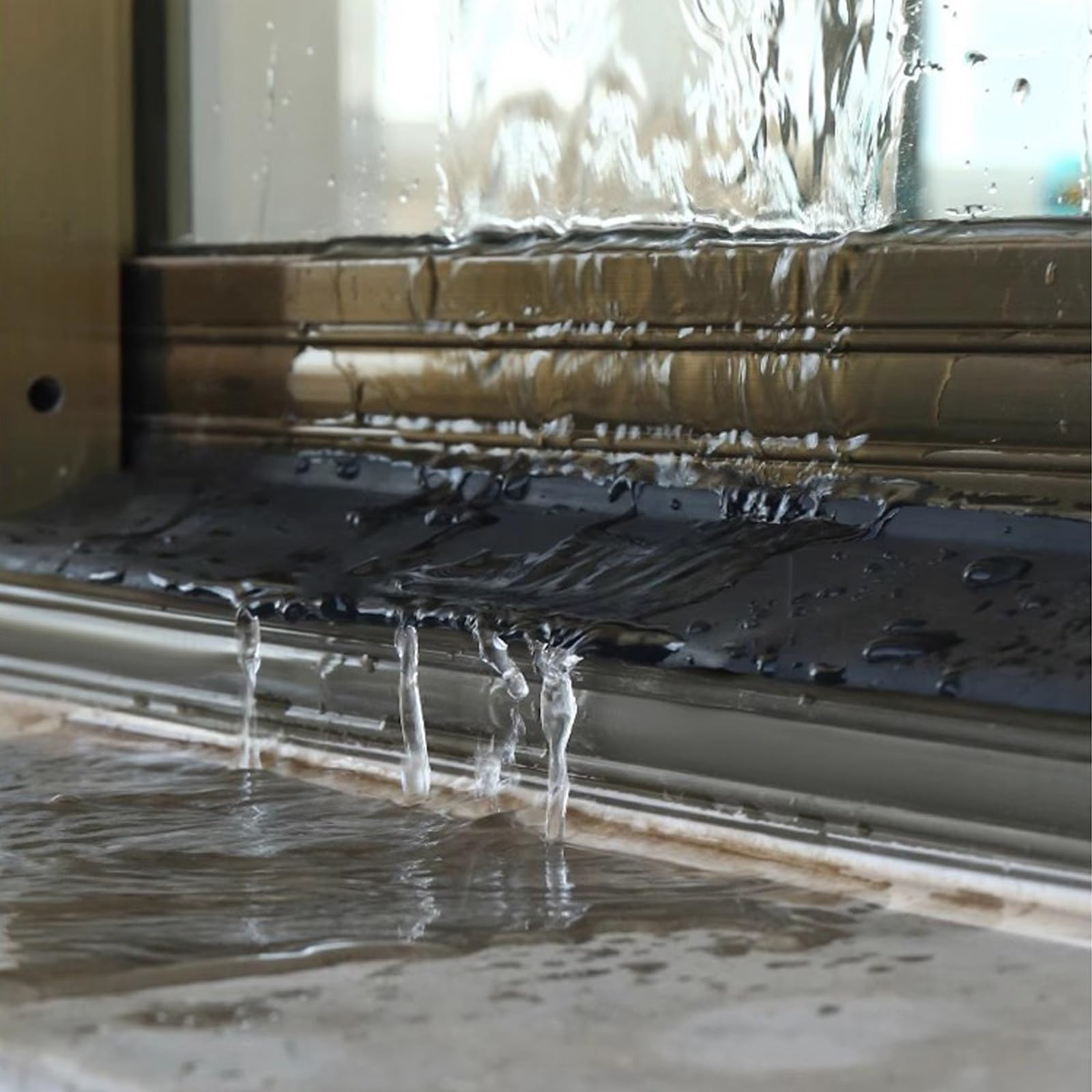 Generico Parapioggia Autoadesivo per finestre, Striscia Impermeabile da 5 m per Porte scorrevoli, Protezione dalla Pioggia e prevenzione del riflusso, Soluzione per la casa, 4,5 cm, 5 m (16,4 Piedi)