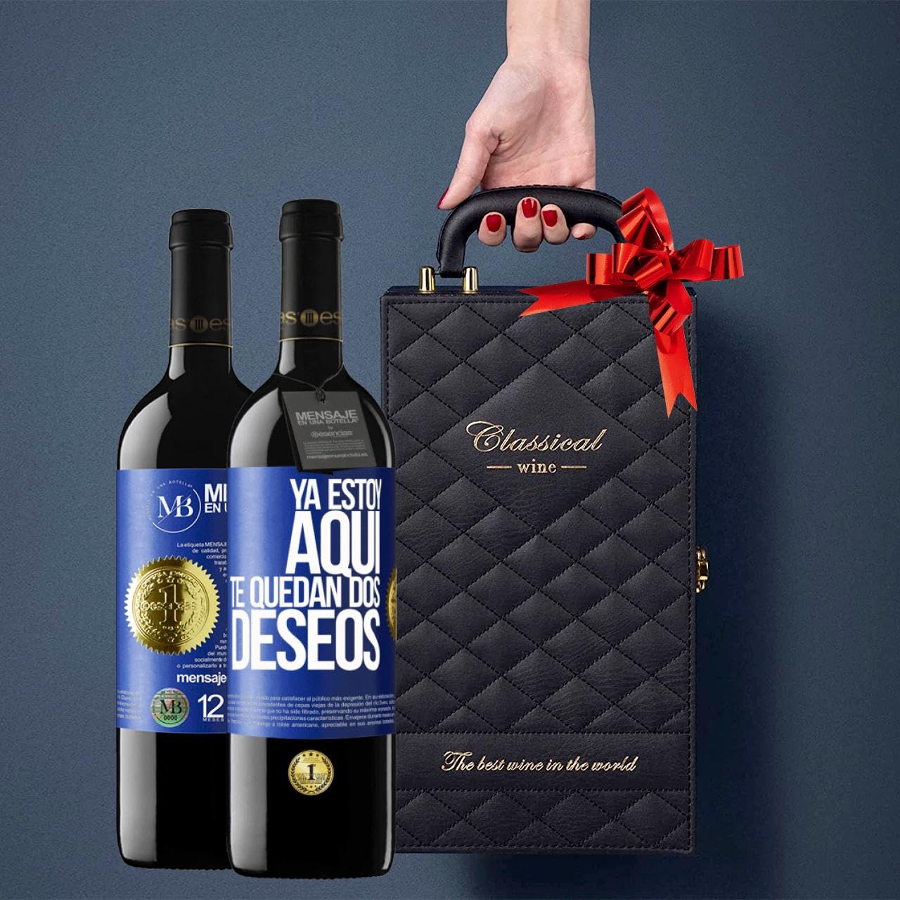 «Ya estoy aquí Te quedan dos deseos» Mensaje en una Botella. Estuche-Maletín de LUJO 2x Vino Tinto Premium Reserva 12 Meses y Set de 4 Accesorios. Etiqueta Azul PERSONALIZABLE