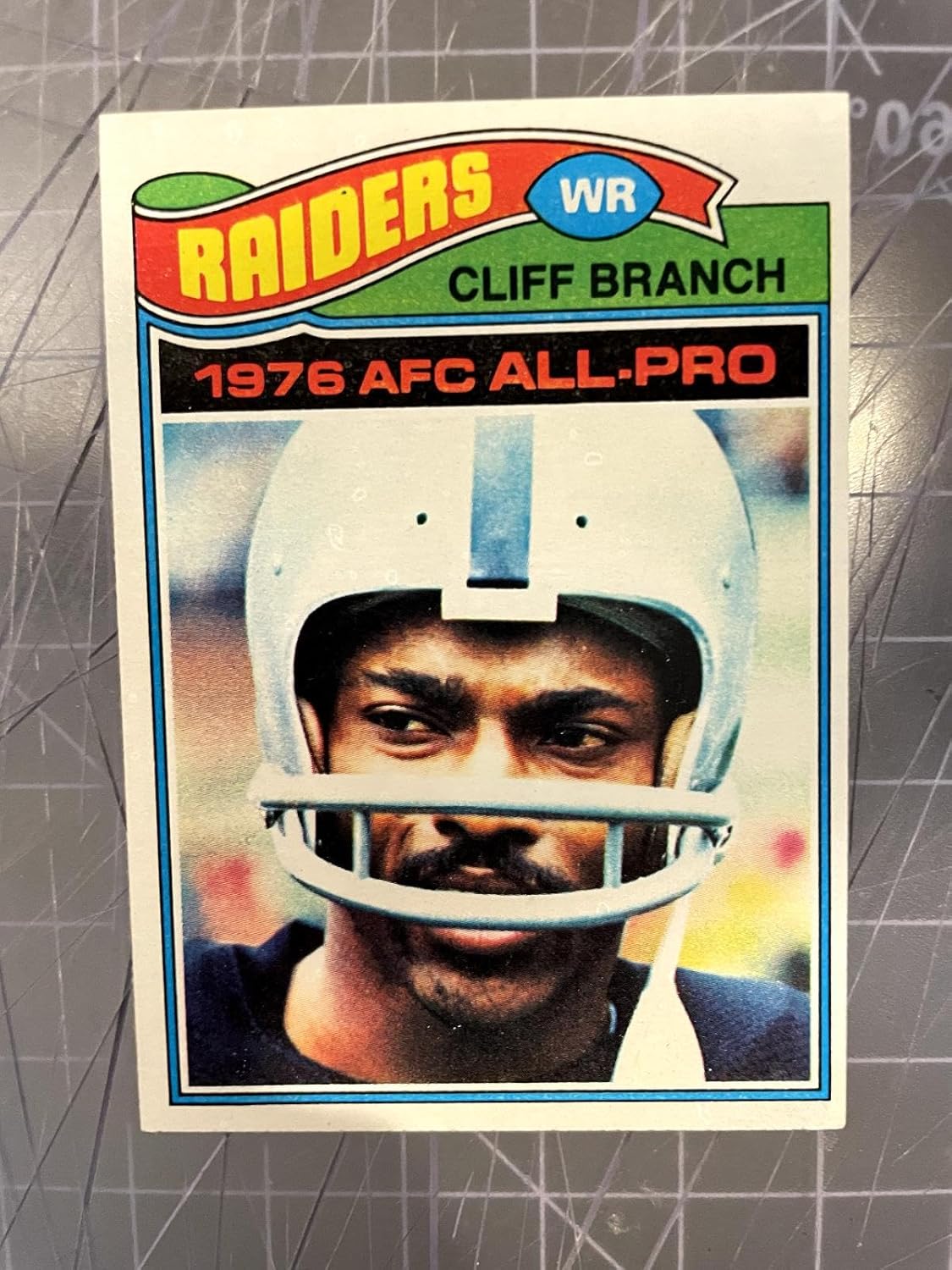 1977 Topps #470 Cliff Branch Oakland Raiders Football Card Nm+ - Unsigned Football Cards