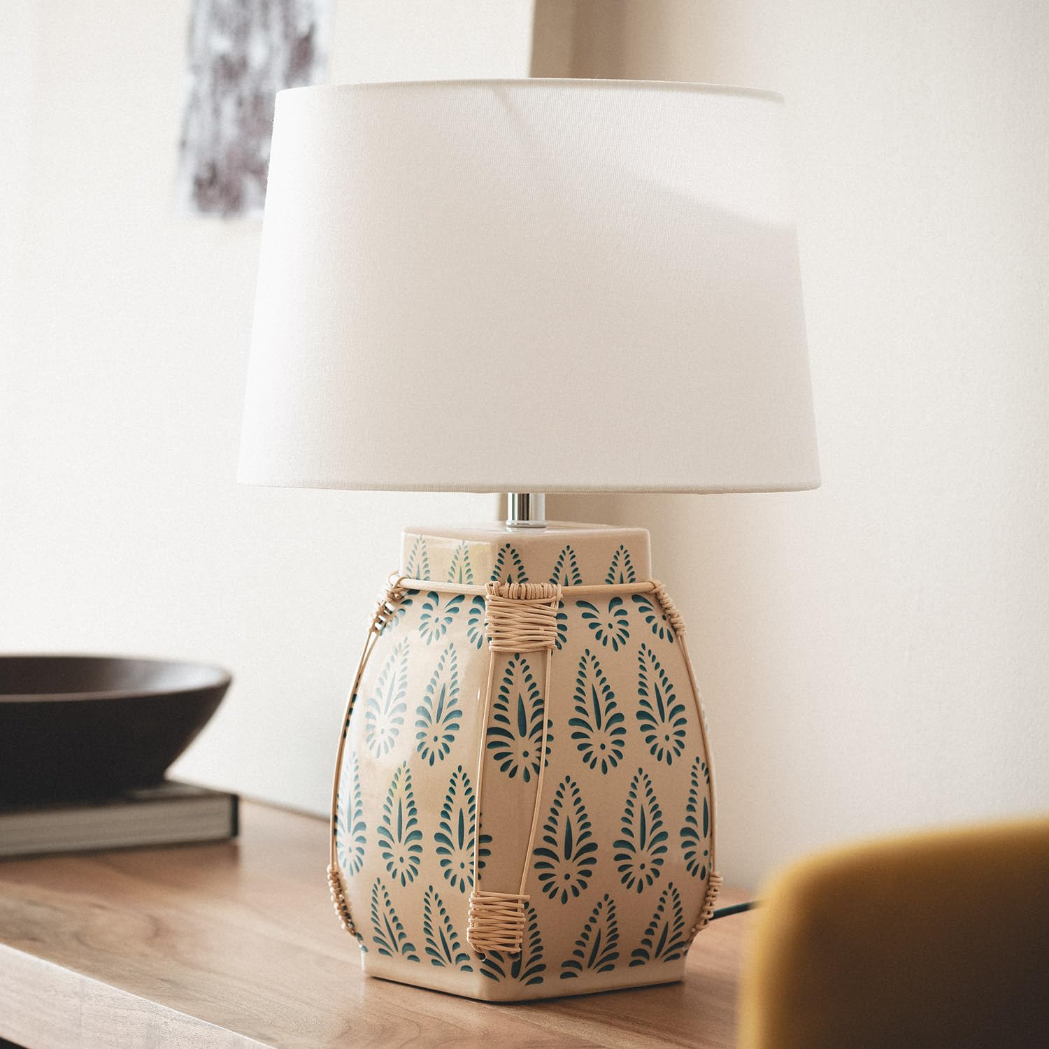 LEDKIA LIGHTING - Lámpara de Mesa Ariché | Diseño Artesanal Mediterráneo | Base Cerámica y Ratán | Requiere 1 Bombilla E27 | Para Salón y Dormitorio; Blanco