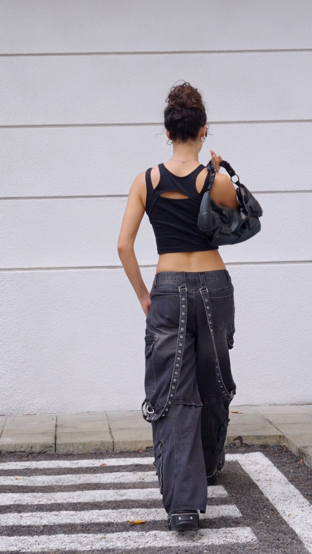 リムアーク Waist Shape cut tops Twist-Front Shoulder Cut Crop Top | Charming Crop Top | WISKII Active