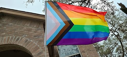 Miniatura 5 de ROTERDON Progress Pride - Bandera arcoíris de 5 x 8 pies, colores vivos y a prueba de decoloración, a prueba de rayos UV, gay transgénero, bisexual,