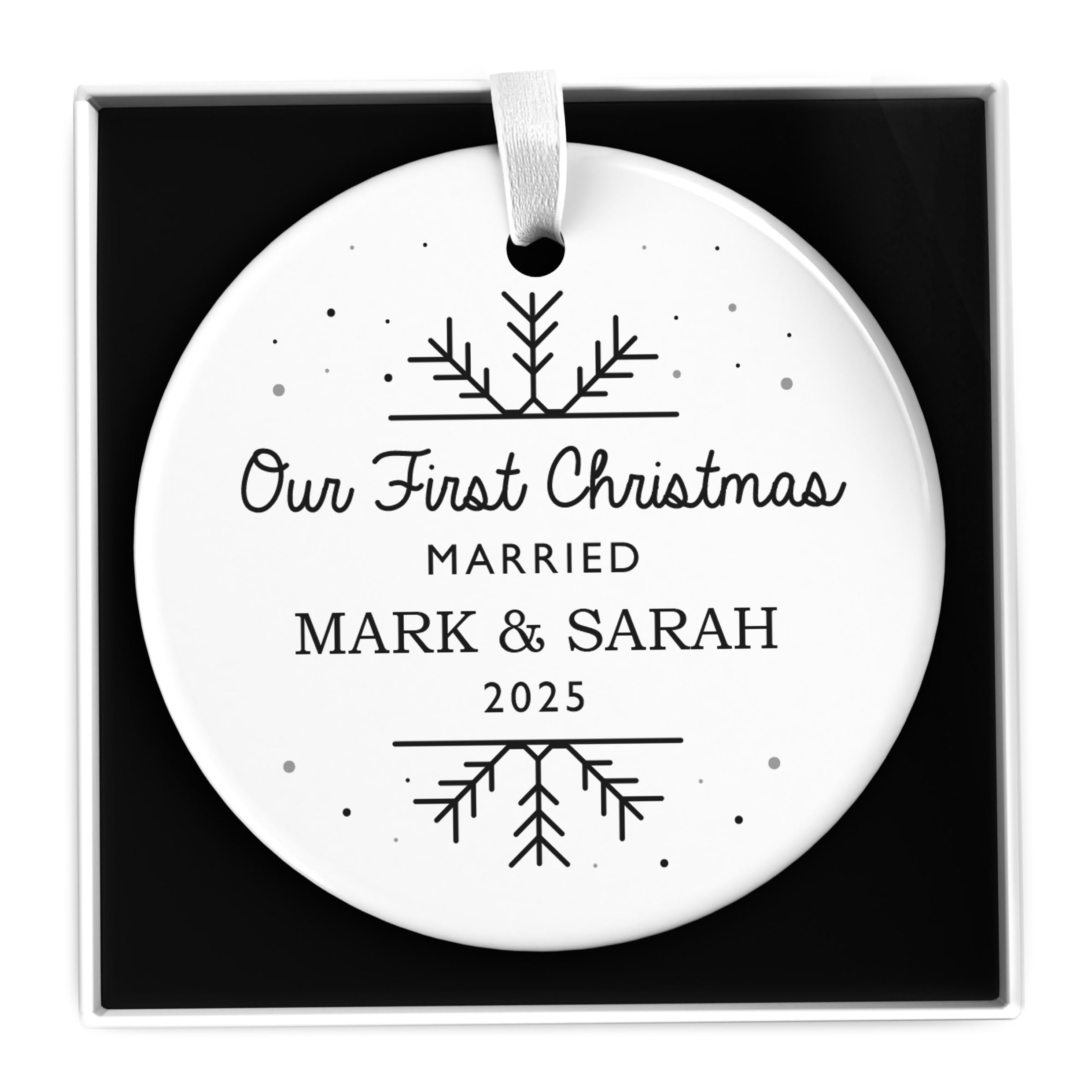 Beecreative Personalised First Christmas as Mr and Mrs 2025 Bauble, Custom 1st Christmas Married Ornament, Newlywed Christmas Ornament, With Gift Box