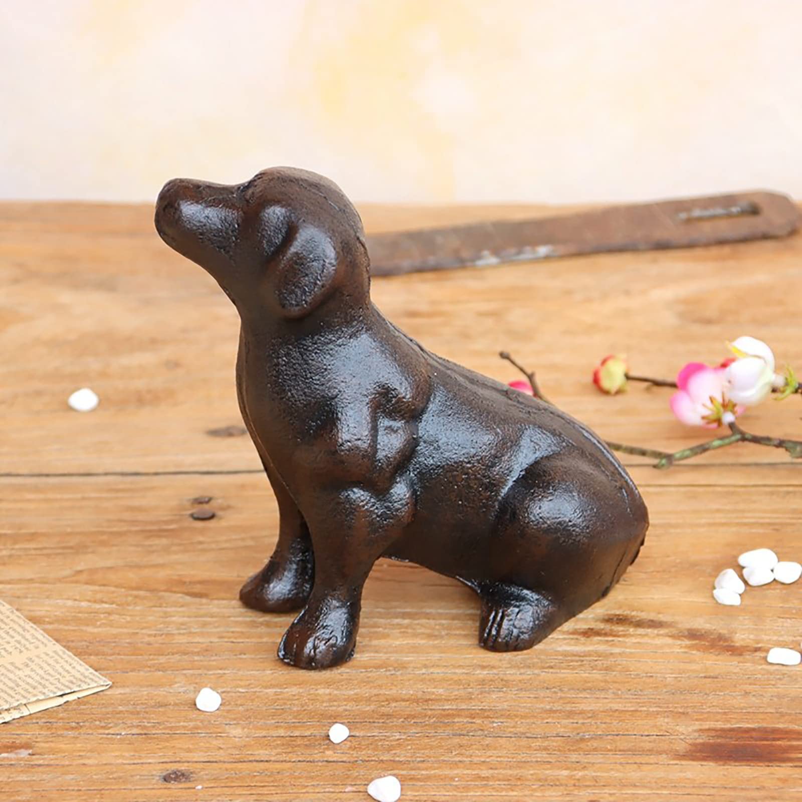 Chien en fonte ornement de jardin et terrasse pour créer une ambiance brocante chic
