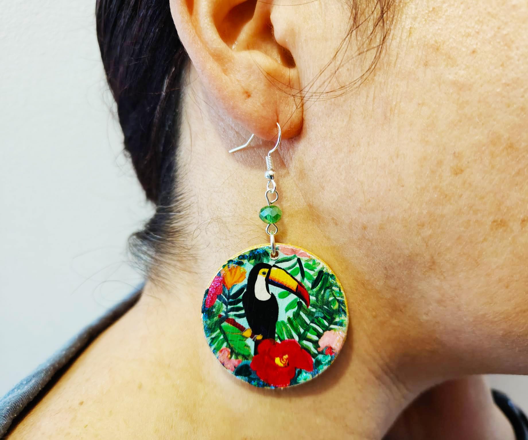 Pendientes pintados a mano - DETALLES TROPICALES, TUCÁN Y MONSTERA - Pendientes de mujer, Joyas pintadas a mano, Gancho de plata, Made in Italy, Elaboración artesanal