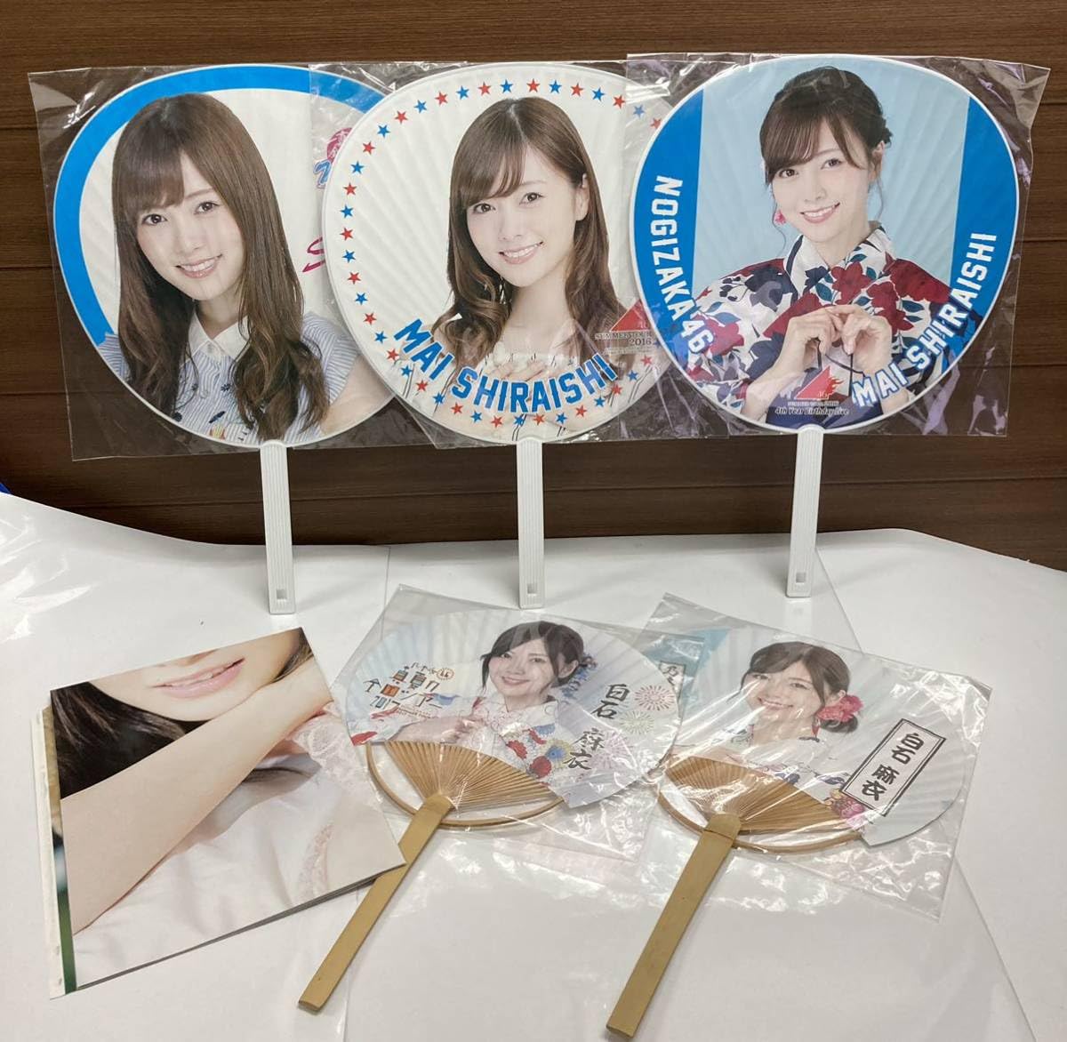 Amazon.co.jp: 乃木坂46 白石麻衣 うちわ 5本セット + B2ポスター 公式