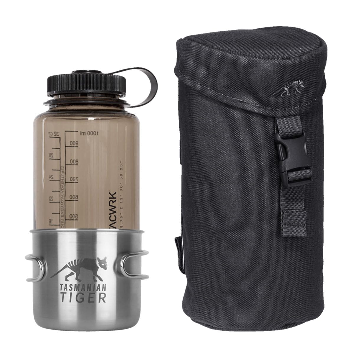 TACWRK x Tasmanian Tiger TT Bottle Holder Isolierte, gepolsterte Trinkflaschen-Tasche mit Molle-System, Rucksack-Flaschenhalter inklusive 1L Nalgene Weithals Trink-Flasche und TT Handle Mug 500