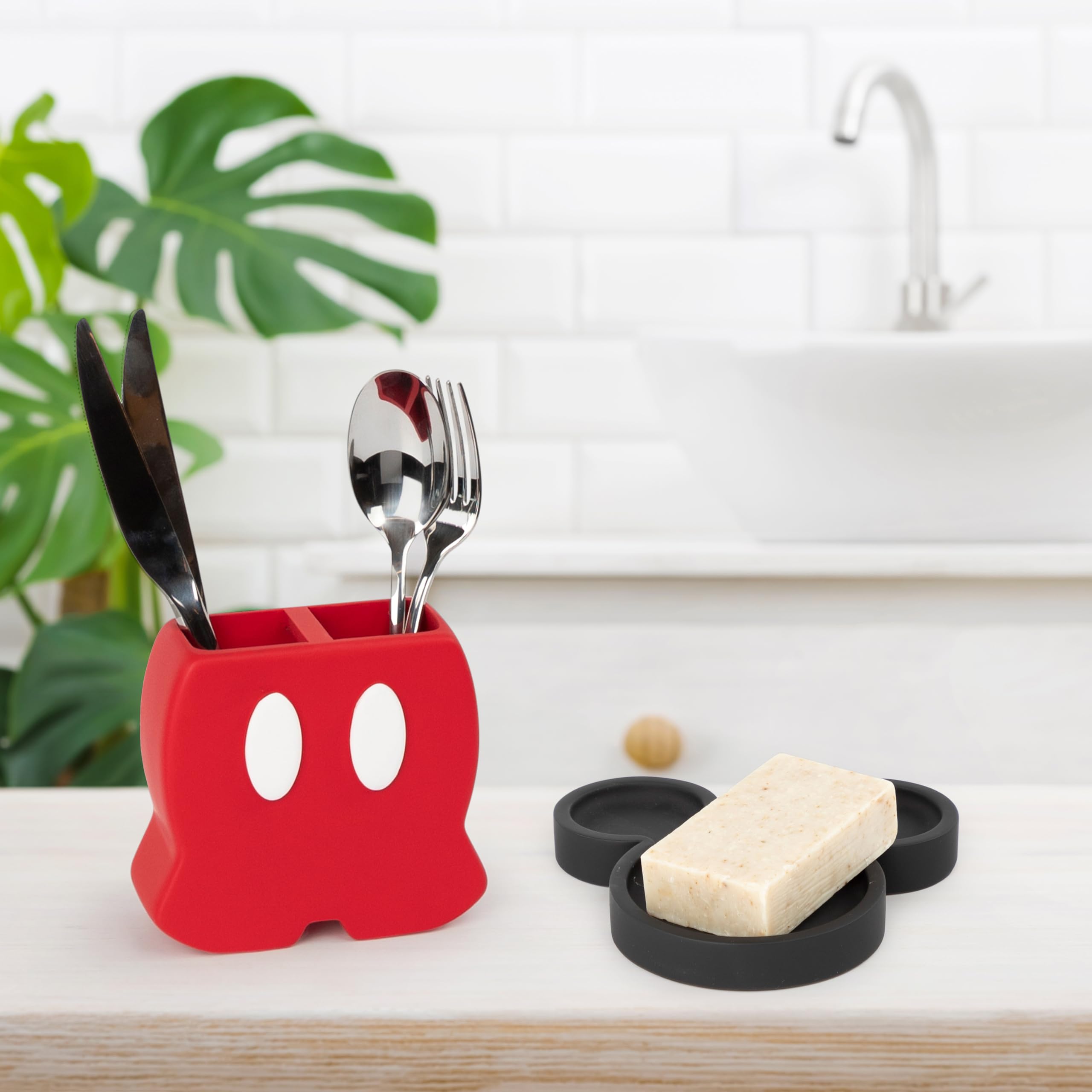 Jay Franco Disney Mickey Mouse Accesorios de baño – Juego de 2 piezas de decoración y almacenamiento de resina negra y roja, incluye soporte para cepillo de dientes y jabonera