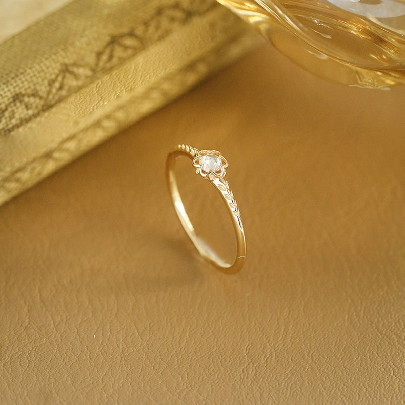 Au 375/585/750 - Anillo de compromiso de oro con moissanita y flores
