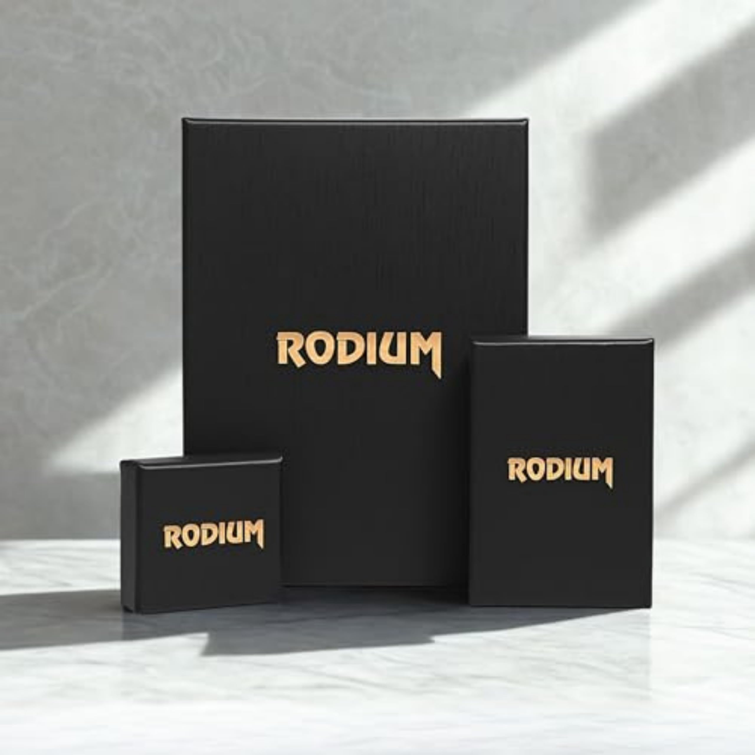 Rodium – Buchstabenanhänger aus 585 Gold mit Zirkonia – Bicolor Charm mit Karabinerverschluss für Halskette oder Armband – Geschenk für Damen