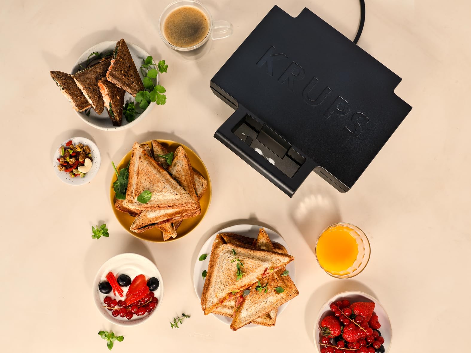 Krups FDK FDK461 - Sandwichmaker icónico de 850 W, placas antiadherentes con revestimiento de cerámica, diseño icónico, almacenamiento vertical, fácil de usar, negro, FDK461