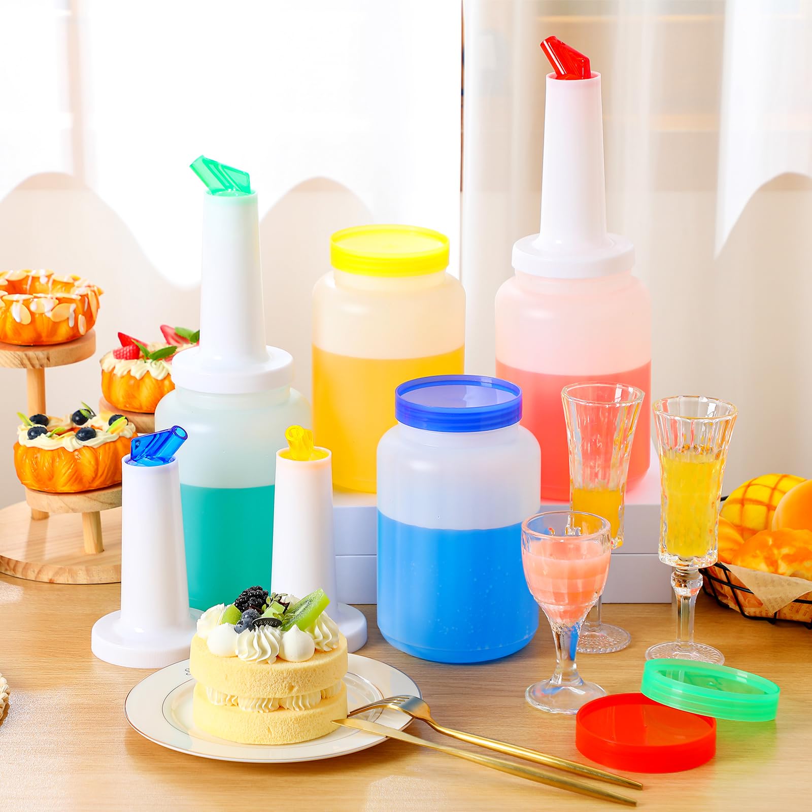 Reallnaive 4 botellas de plástico de 2 cuartos de galón para verter y almacenar jugo de frutas, botella de almacenamiento de vertido rápido con boquilla roja y tapa, utensilios de bar de plástico para