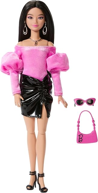 Barbie Poupée de style Deluxe #13 en rose Barbiecore Velveten Top avec manches en piqué, Vinyle noir Mini Jupe, Cheveux noirs, Purse rose et Lunettes de soleil