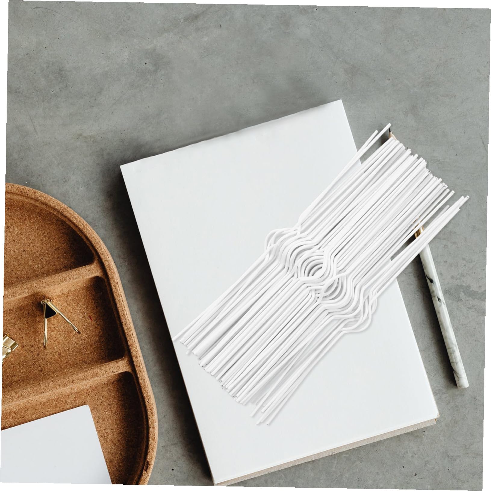 100 Piezas Ganchos de Hierro Reutilizables Pequeños para Colgar Calendarios con Doble Alambre Fáciles de Usar para DIY y Carteles Color Blanco Paquete de Unidades
