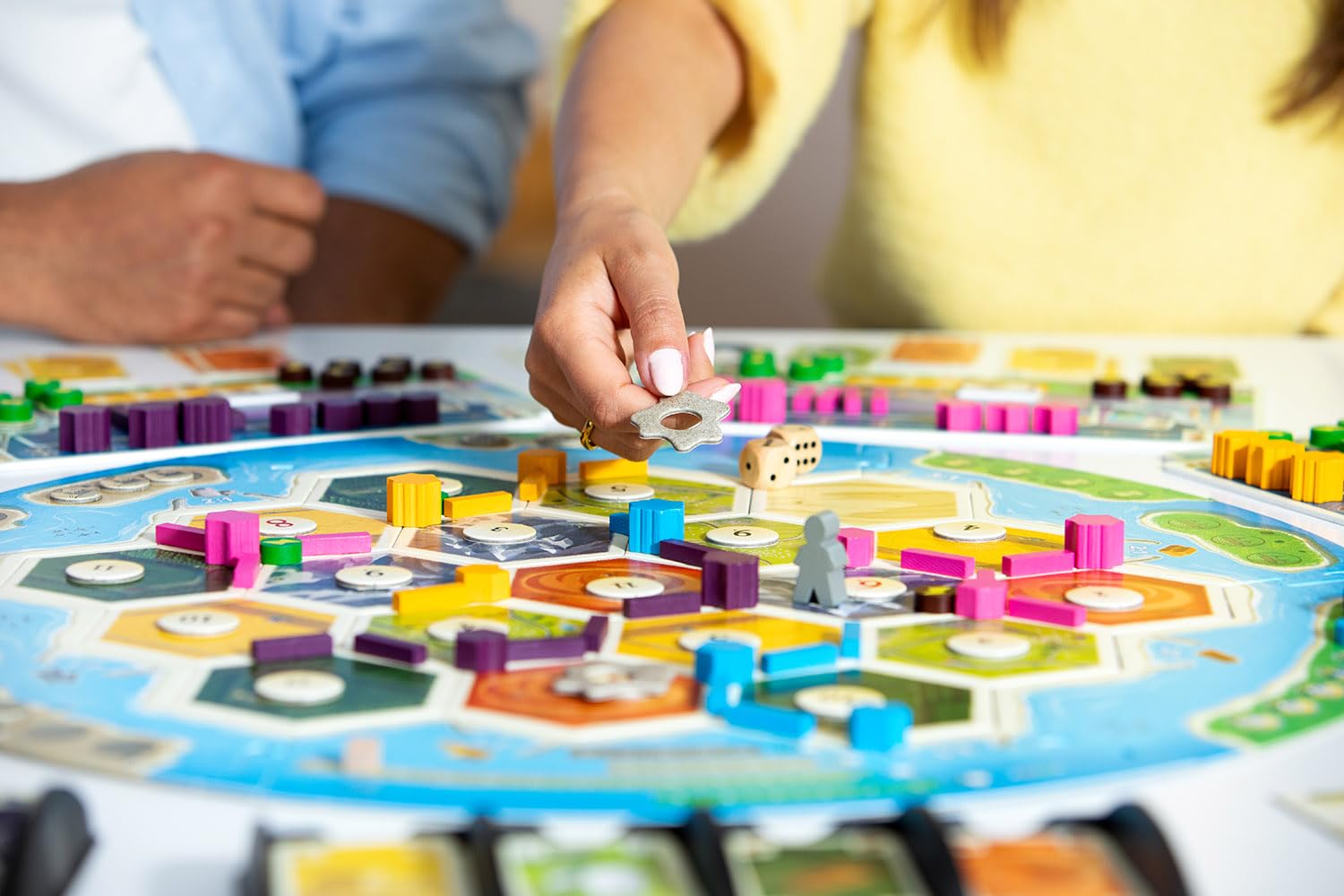 Kosmos Catan - Energien, eigenständiges Grundspiel für 3-4 Personen | Ab 12 Jahren, Brettspiel-Klassiker Siedler von Catan, Strategiespiel, Gesellschaftsspiel