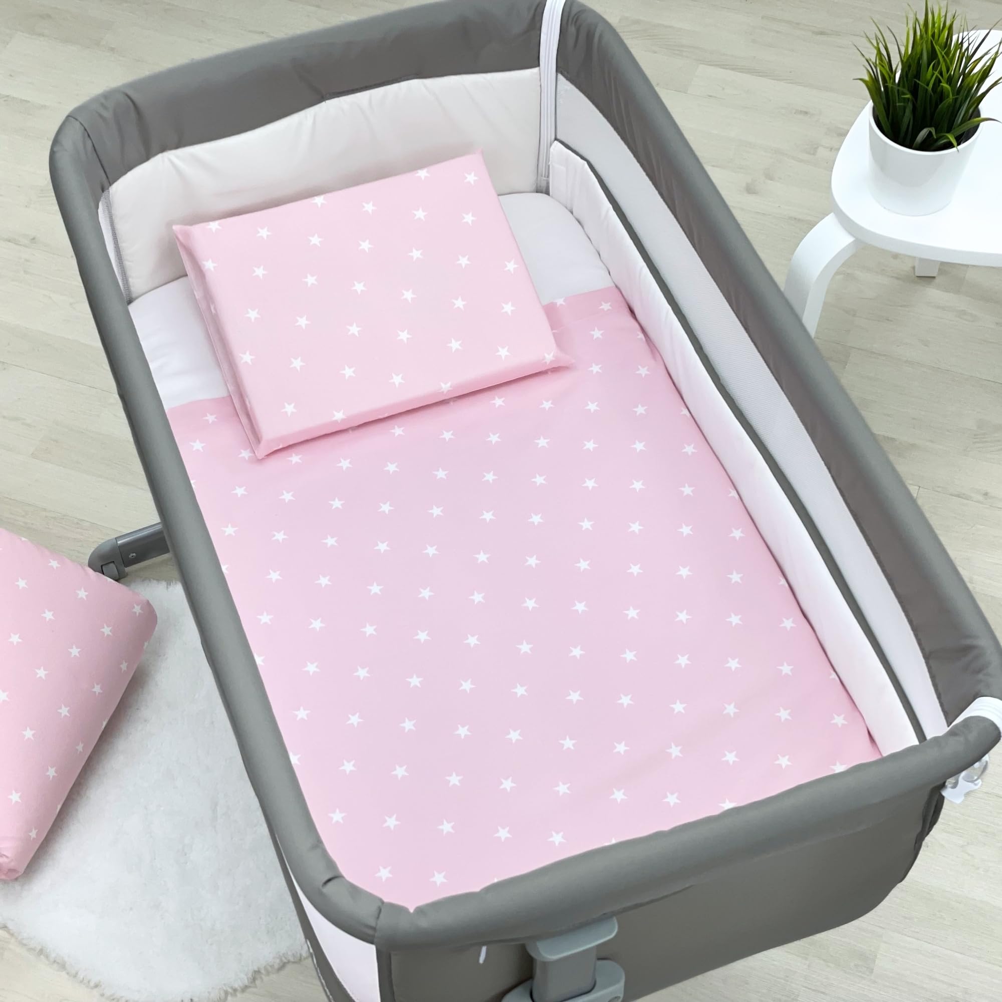 baby idea Lenzuola Next To Me 3 Pezzi Compatibili Culla Neonato 83x50 Lenzuola culla Fantasia + Sotto con Angoli + Federa Cuscino 100% Cotone Certificato Oeko Tex Made in Italy (Stellina Rosa 3 Pz)