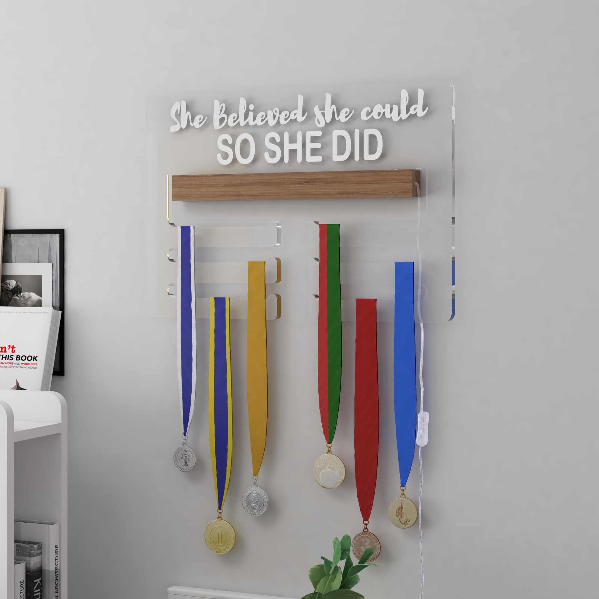 Ammonite She Believed She Could SO SHE DID - Soporte para medallas, soporte para premios o cintas, soporte de cinta temática deportiva para pared, estante de premios escalonado