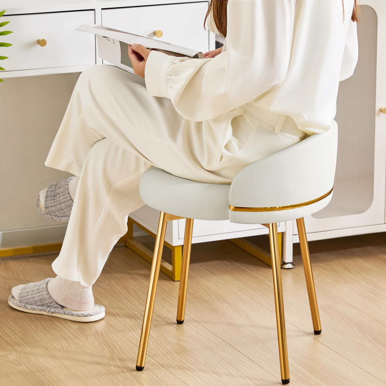 Hellove Tabouret Coiffeuse avec Pieds en Métal Doré, Tabouret de Maquillage Moderne Rond, Chaise de Coiffeuse en Cuir, Stool de Pied avec Dossier Courbé pour Salle À Manger, Chambre, Salon, Blanc