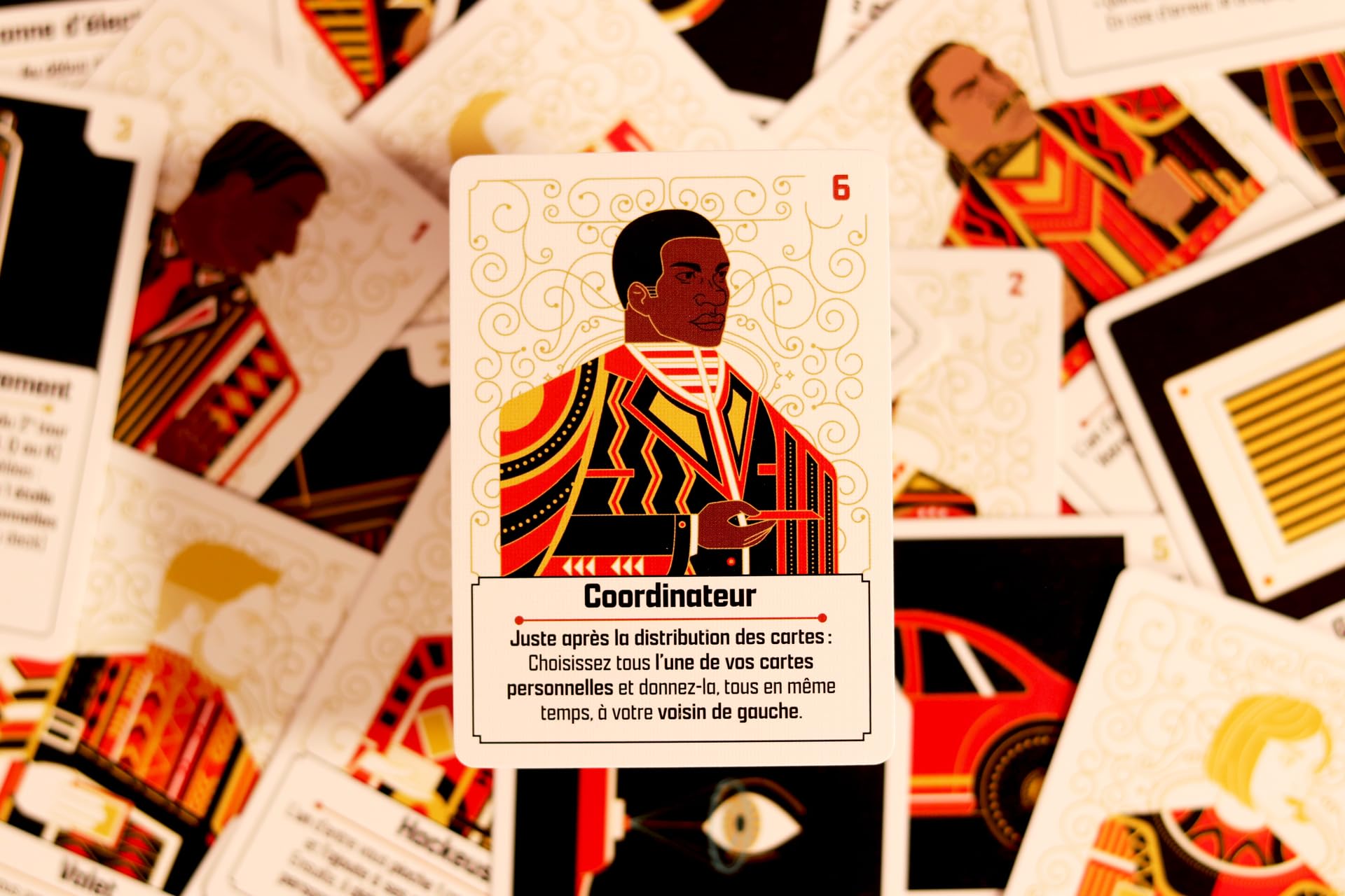 IELLO The Gang – ¡El Poker Cooperativo para El Roto del Siglo! Combinar Estrategia y Coordinación Manera Texas Hold'em – sin Bluff, Pero con Tensión y Espíritu de Equipo garantizados.