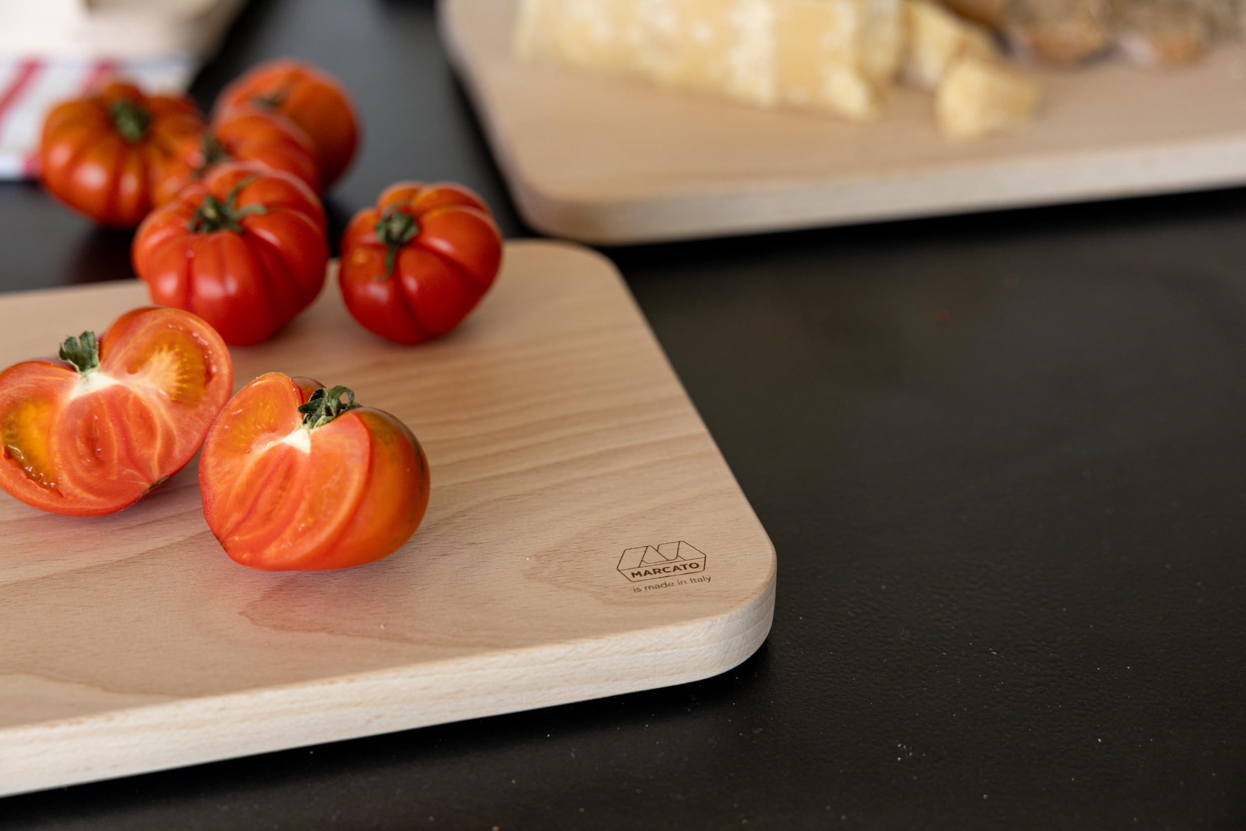 Marcato Planche à découper en bois avec bords arrondis et pieds antidérapants 37 x 27 cm | Compacte, stable, adaptée à un usage alimentaire, fabriquée en Italie