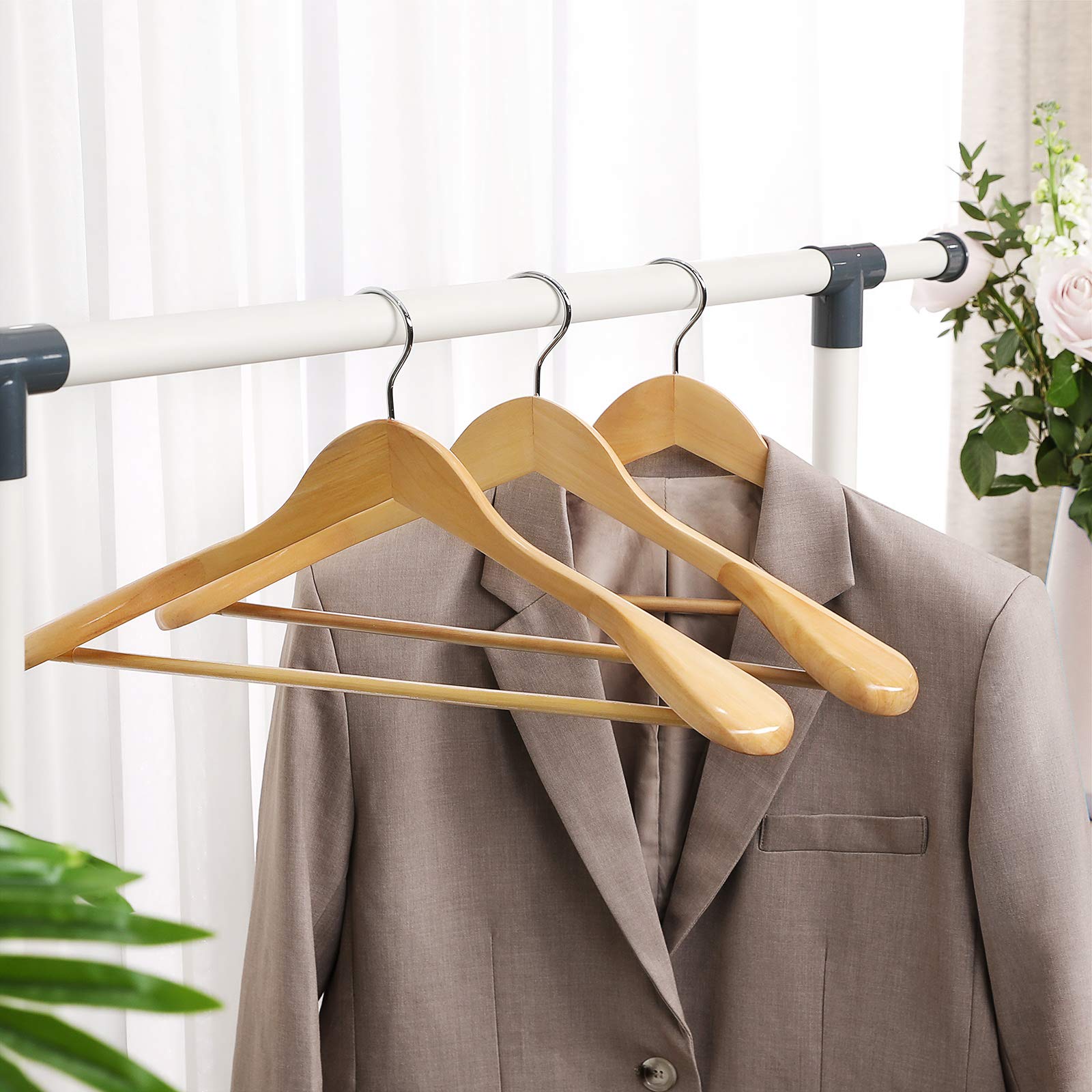 SONGMICS - Juego de 6 Perchas, de Madera Maciza con Hombros Muy Anchos, Antideslizantes, para Trajes, Camisas, Abrigos, Chaquetas, Pantalones, Ganchos giratorios 360°, Color Madera CRSH06NL