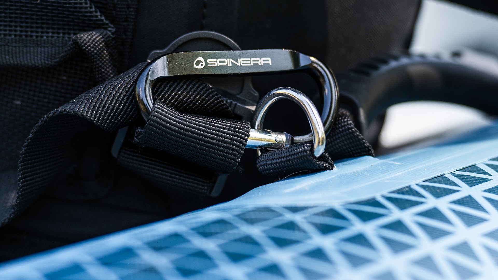 Spinera Tenaya Kajak | 1/2/3 Personen | robustes SpinTex Material | Drop Stitch Boden | Air Cushion Technologie Sitz | stabil & leicht | perfektes Allround & Touring Kajak | Premium Rucksack + Zubehör