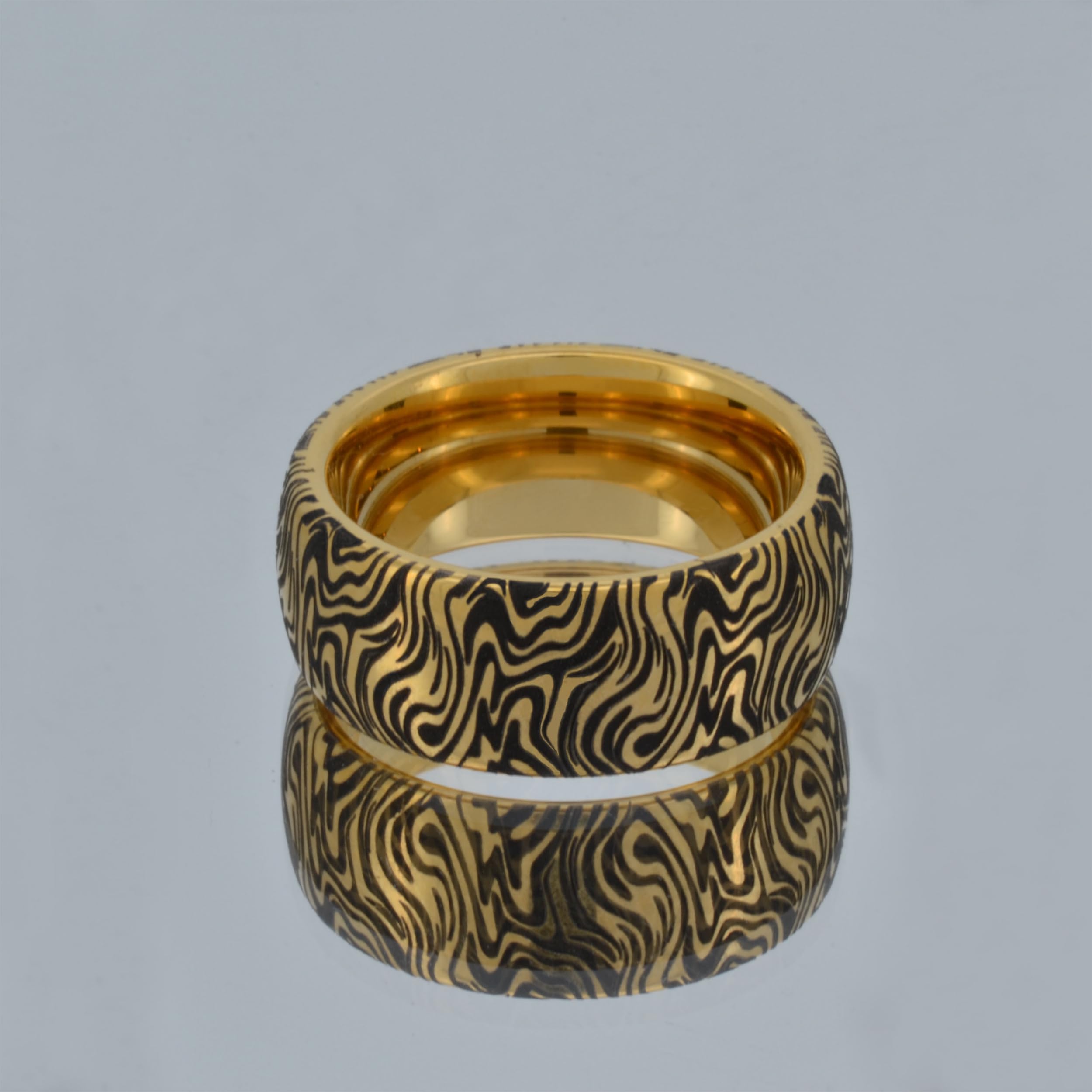 HoloRing Gold Wolframring mit Schwarzer Gravur – 8mm Breiter Ring im Mokume-Gane-Stil für Damen und Herren – Ehering, Verlobungsring oder Partnerring – Größen 49–69 – Individuelle Innengravur möglich