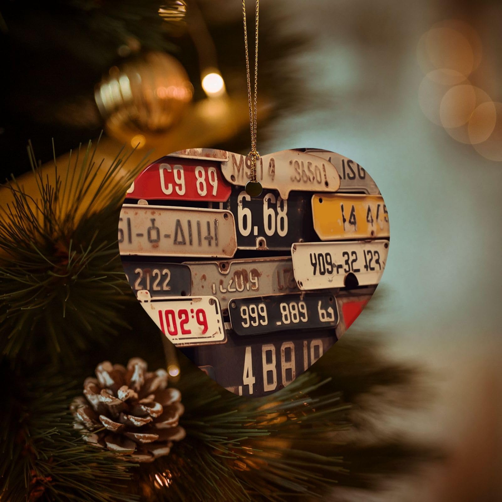 Christmas Tree Ornaments Ceramics Christmas Decorations Old License Plate Ornaments with Gold Ribbon Porcelain Xmas Tree Crafts Heart Shape Hanging Pendant for Christmas Tree Party Decor