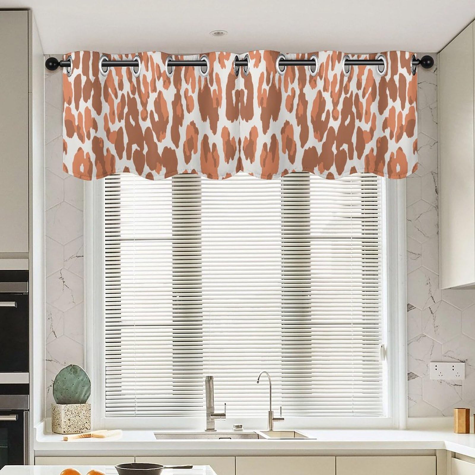 Cenefas asiáticas de leopardo naranja: cortinas cortas que llenan de luz y privacidad tu cocina