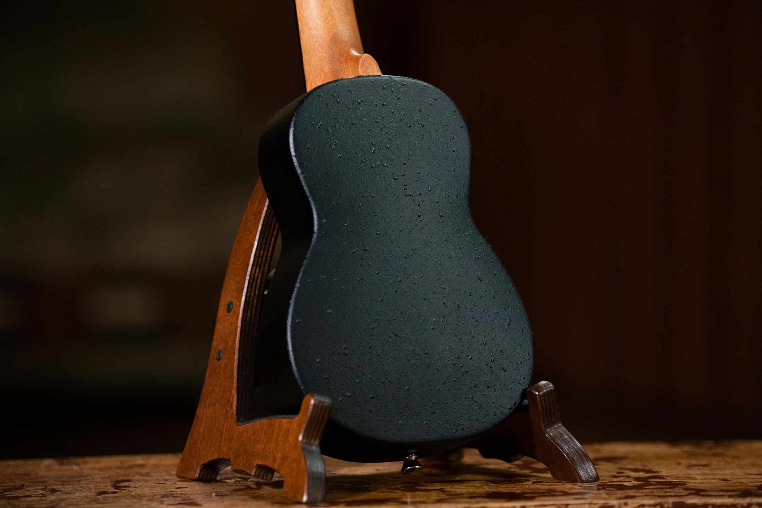 Ortega Guitars Ukelele Soprano - Keiki K2 con diseño Totem - incluye afinador, 5 puas de grosor medio y funda estilo bolsa con cuerdas con logo Keiki - madere de Kauri, K2-TM