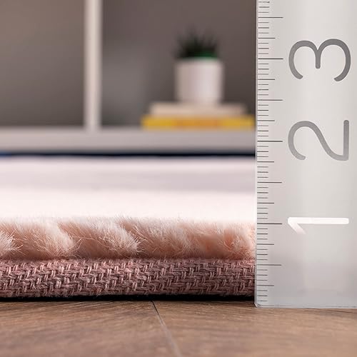 Miniatura 2 de nuLOOM Layne - Alfombra suave y sedosa de piel sintética de conejo, 5 x 8, color rosa