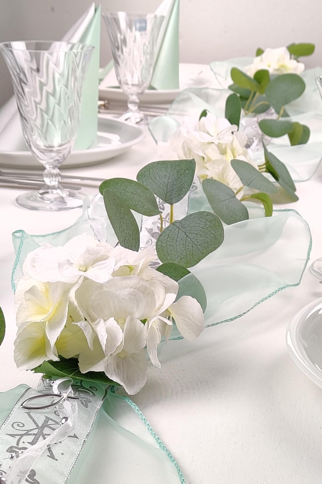 Tischdeko Set für 16-20 Personen in Mint-Creme. Festliche Deko für Taufe, Kommunion & Konfirmation im Greenery Design mit Eukalyptus und Hortensien. Komplett Set "Spirit" Gr. M von Fibula [STYLE]