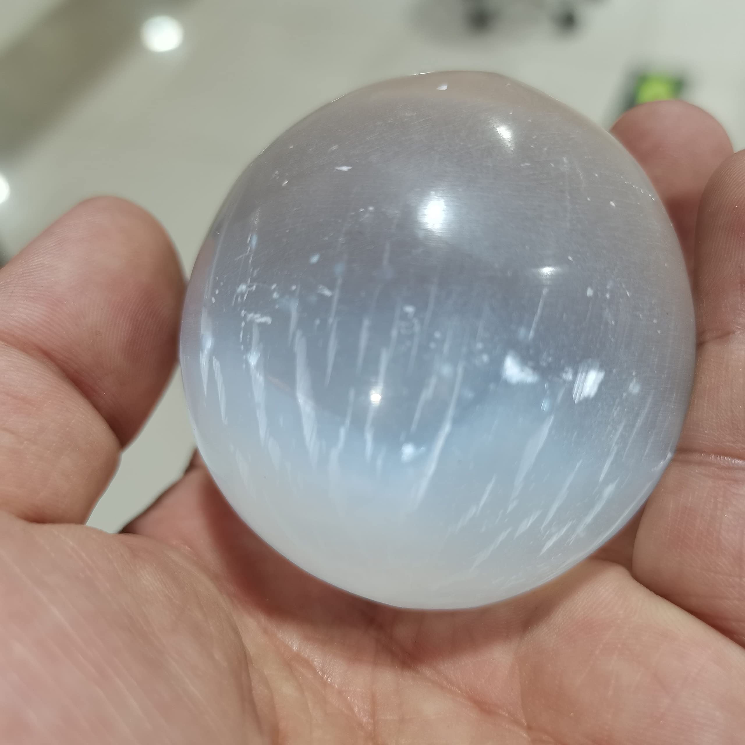 Opale de sélénite blanche de 60mm pour sublimer votre intérieur de reflets de cristal