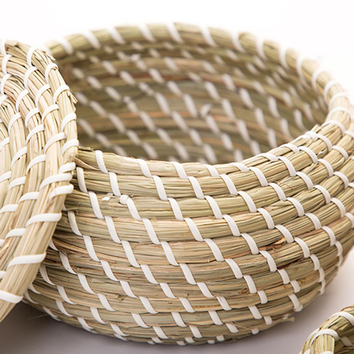 HEMOTON Cesta con Tapa de Almacenamiento de Mimbre Tejida a Mano Ligera y Fácil de Llevar Diseño Fino y Resistente Color Aleatorio Adecuado Hogar Oficina