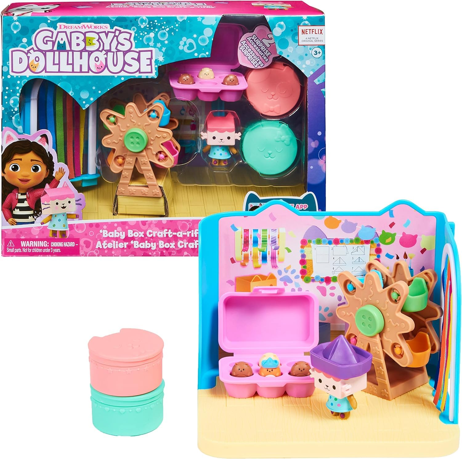 LA CASA DE MUÑECAS DE Gabby - Sala DE Juegos DE Carlita - Sala de Juegos felincreíble con el Coche & LA CASA DE MUÑECAS DE Gabby - Sala DE Manualidades BEBÉ Box con 1 Figura, 2 Accesorios