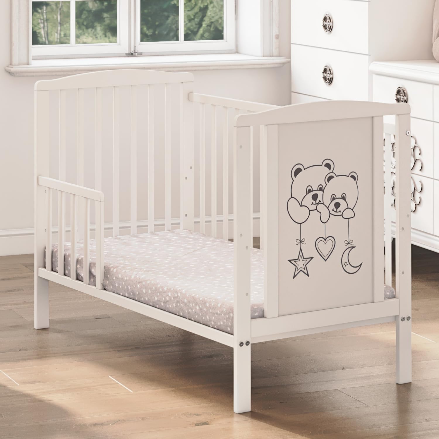 Generisch Babybett mit Matratze 60x120 cm – Gitterbett – Modell Zwei Bären – Weiß – Umbaubar zum Kinderbett – 3-Fach höhenverstellbar – herausnehmbare Sprossen