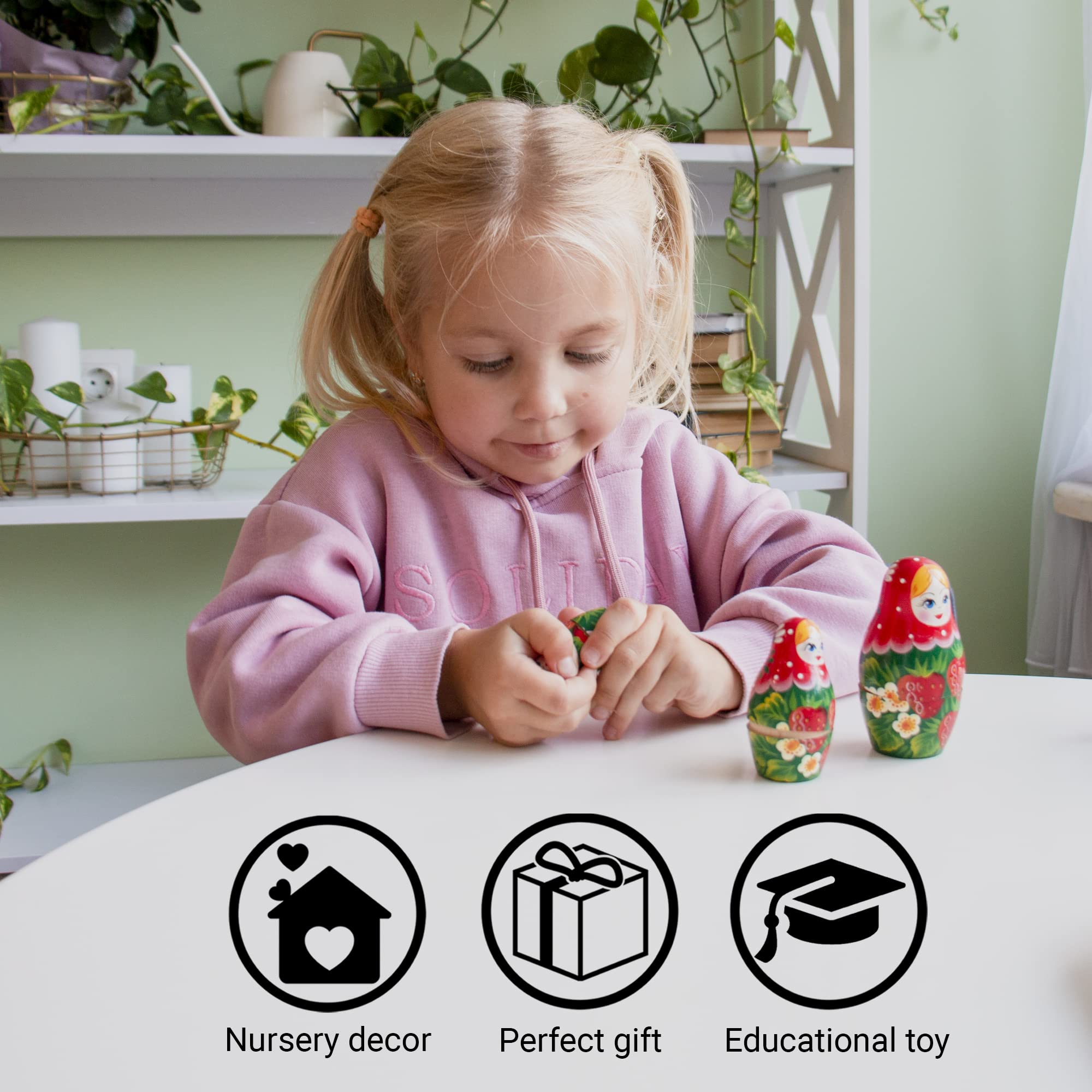 Fermer La Vue De La Matriochka Colorée, Les Poupées Gigognes Russes Traditionnelles Celebre Vieux Souvenir Bois Vitrine 155165 7087