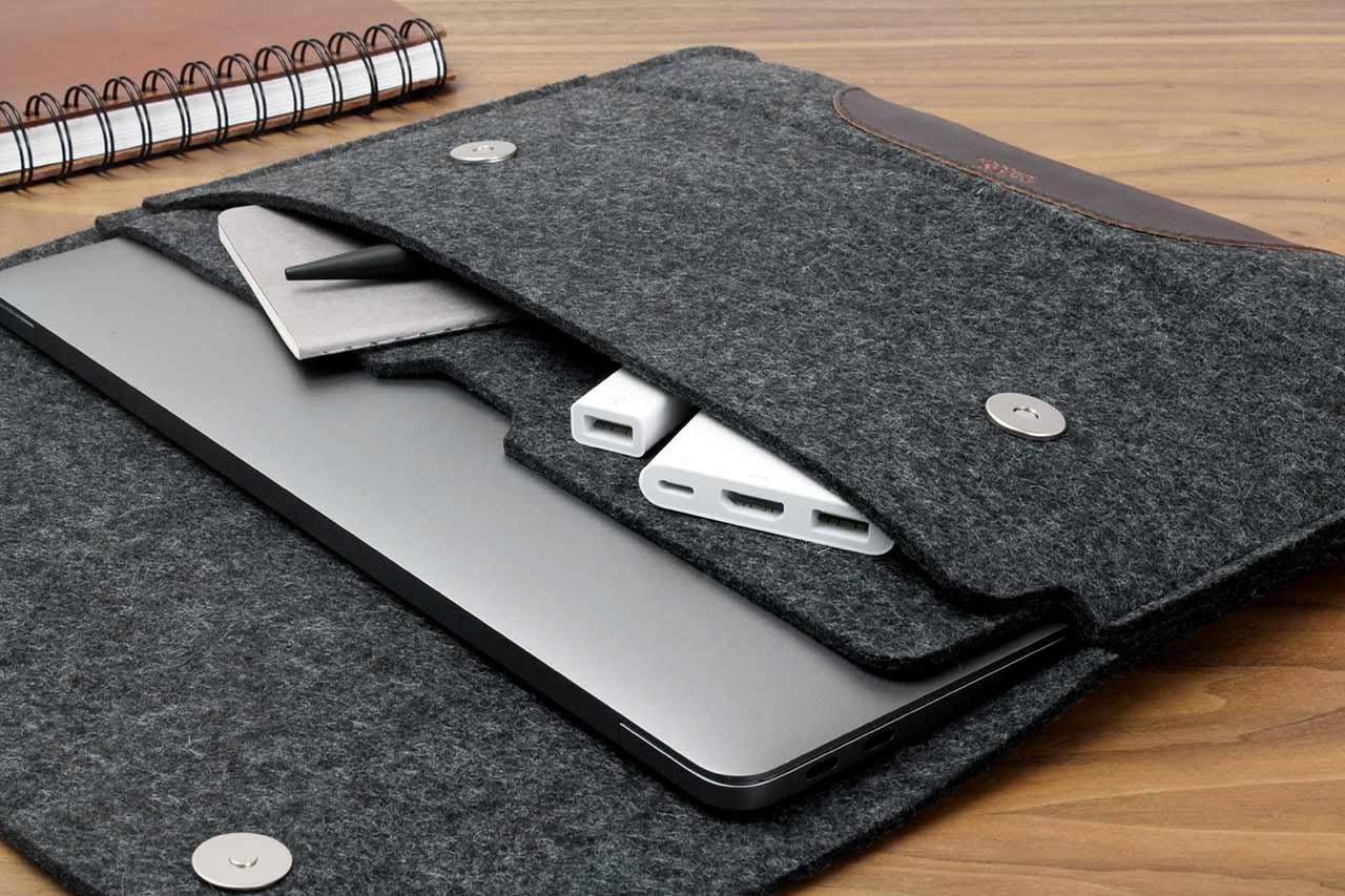 Pack & Smooch Compatible with MacBook Air 13 (M1-M4) Sleeve Case | 100% Wool Felt and Vegetable-Tanned Leather | Handmade in Germany | Anthracite/Dark Brown