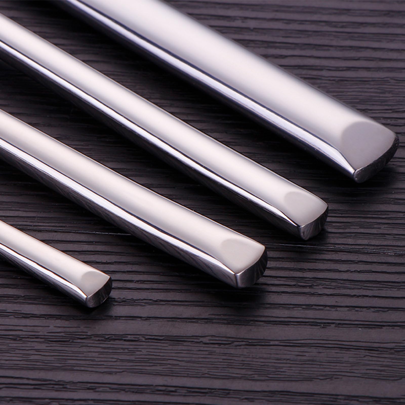 Ce Service de Couverts 16 pièces pour 4 Personnes Comprend Un Couteau, Une Fourchette et Une cuillère de Table à Manche martelé, Le Tout en Acier Inoxydable 18/8 argenté.