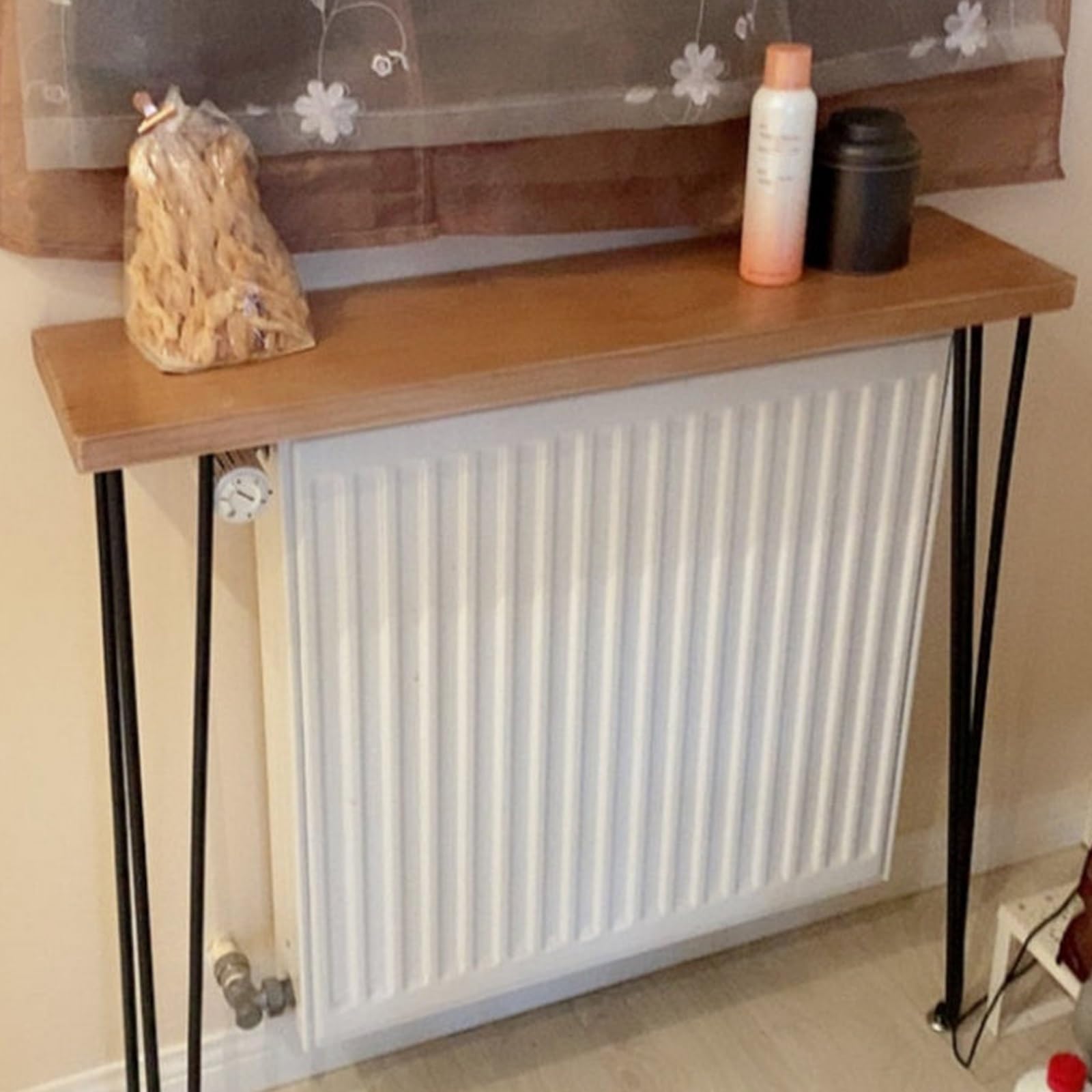 Mesa consola con cubierta de radiador de madera con patas de horquilla, diseño estrecho para entrada o sofá, ideal para espacios pequeños