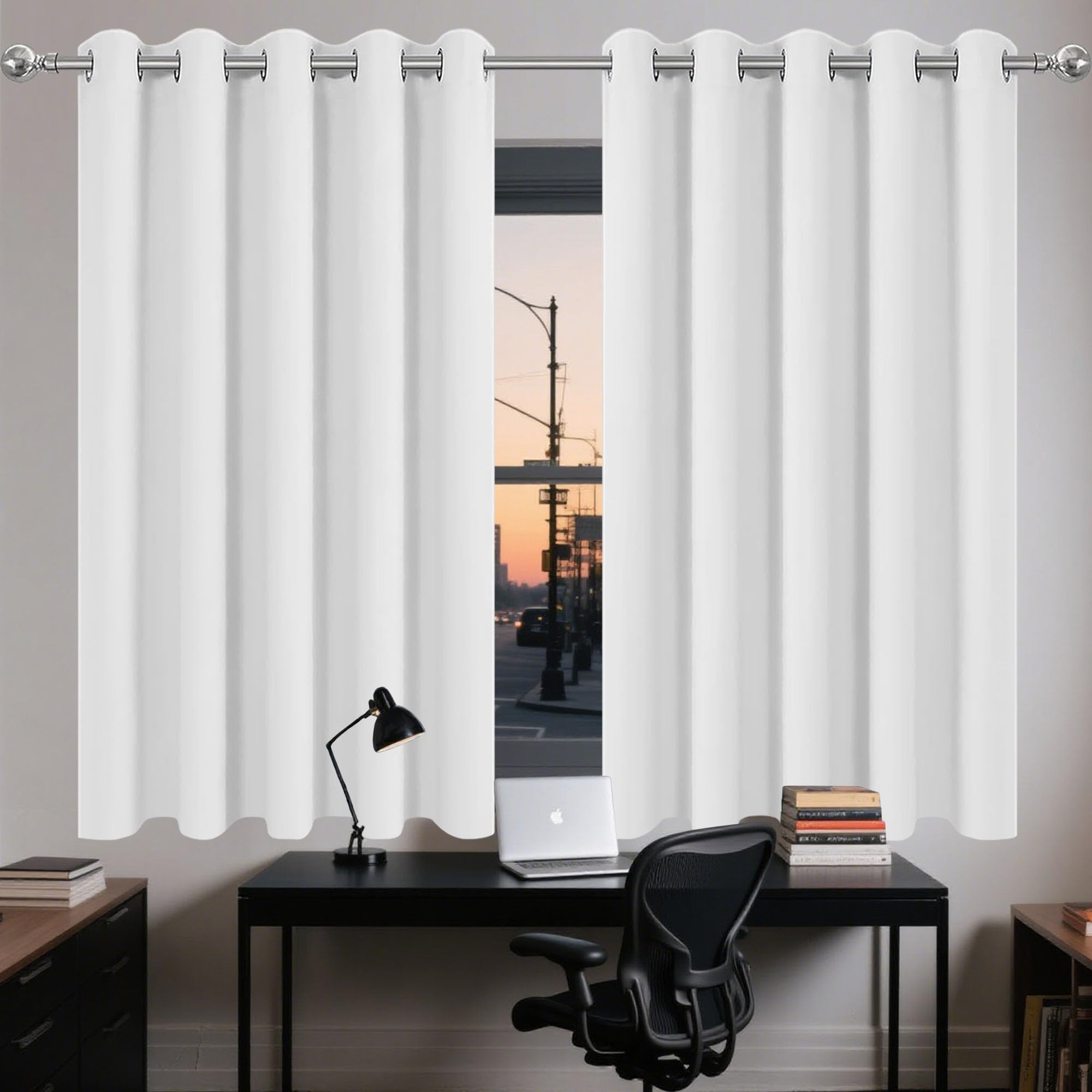 Rideaux occultants contre la chaleur et la lumière dans le bureau blanc