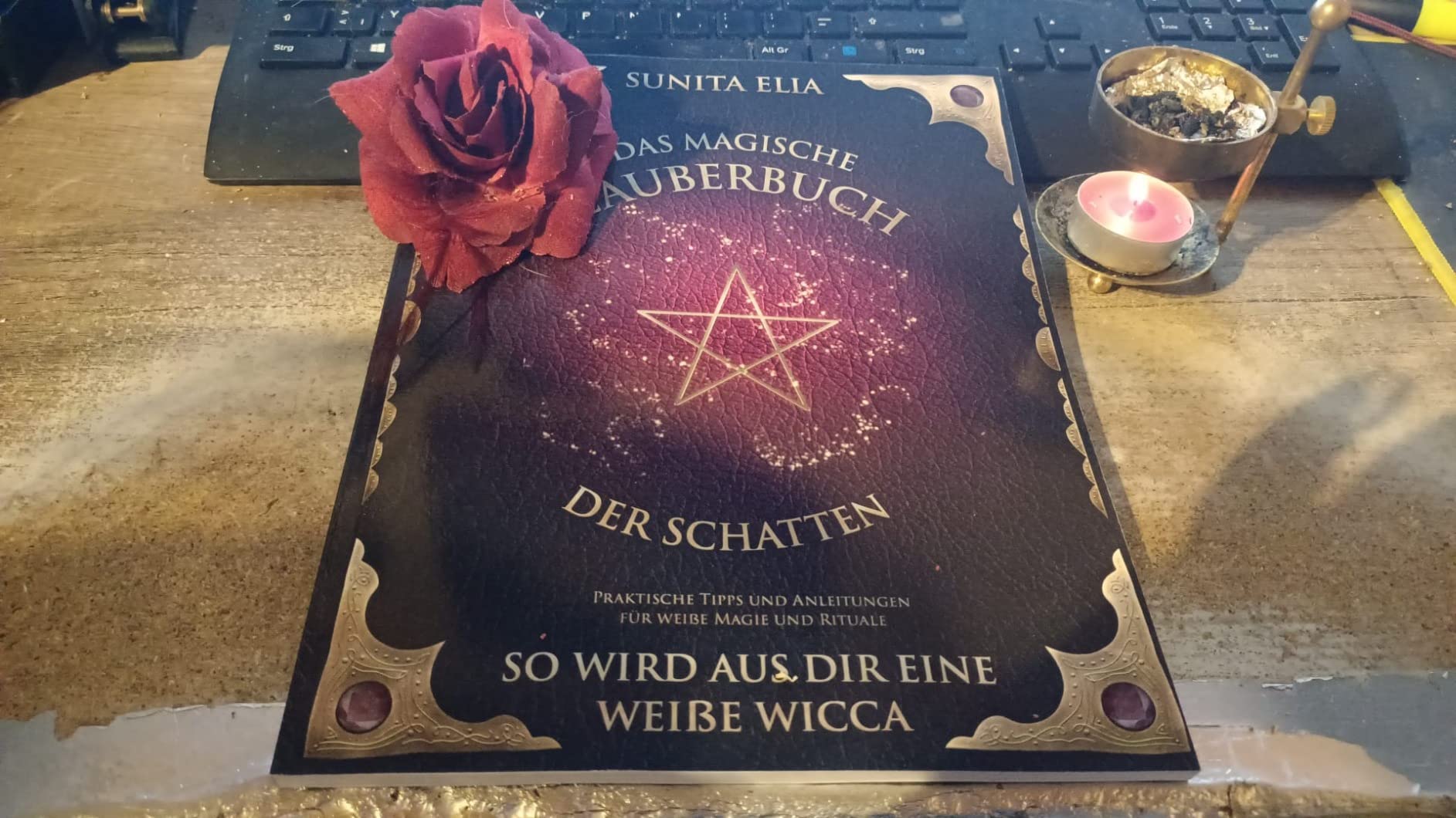 Das magische Zauberbuch der Schatten So wird aus dir eine weiße Wicca! Praktische Tipps und