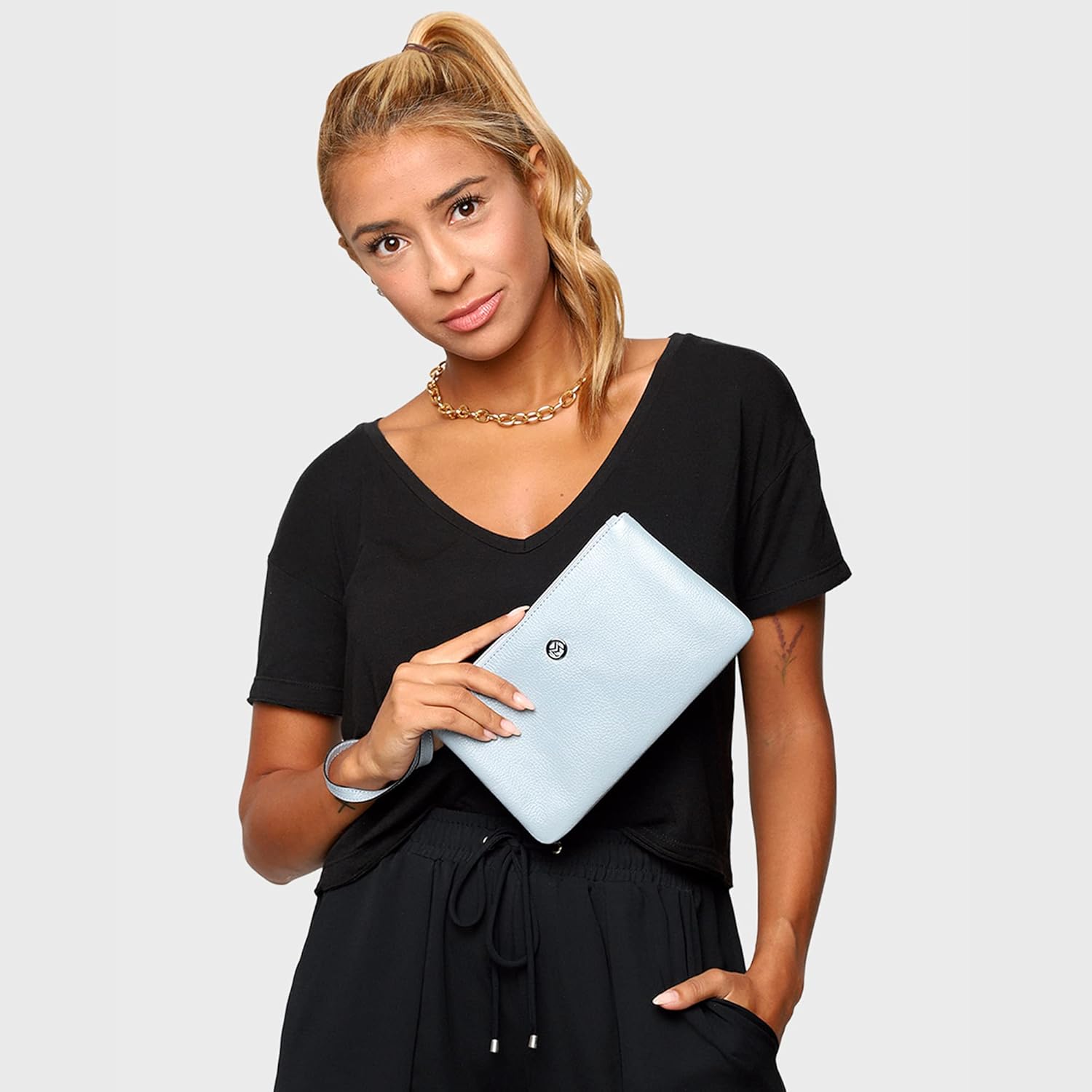 Bolsa Carteira Feminina Mariart Cores Zíper Alça de Mão Couro Legítimo 263C em promoção! Veja a oferta e mais achadinhos de Bolsas 7 Hoje é o melhor dia para comprar Bolsa Carteira Feminina Mariart Cores Zíper Alça de Mão Couro Legítimo 263C com aquele preço maroto! Promoção! Aproveite a oferta! 7